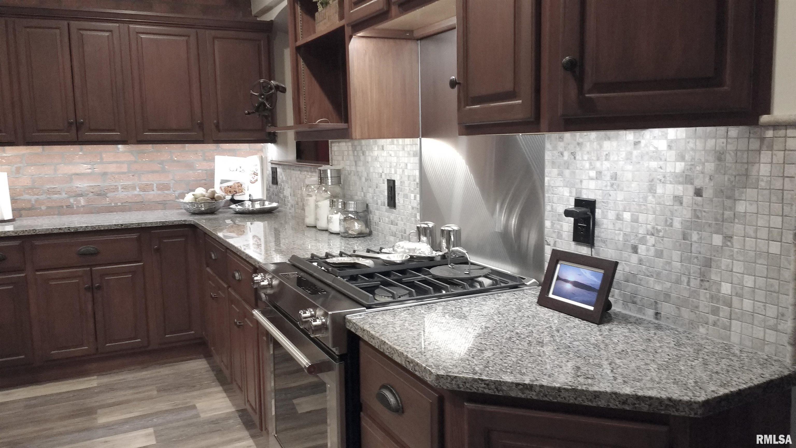 7216 Valley Drive, Bettendorf, Iowa image 18