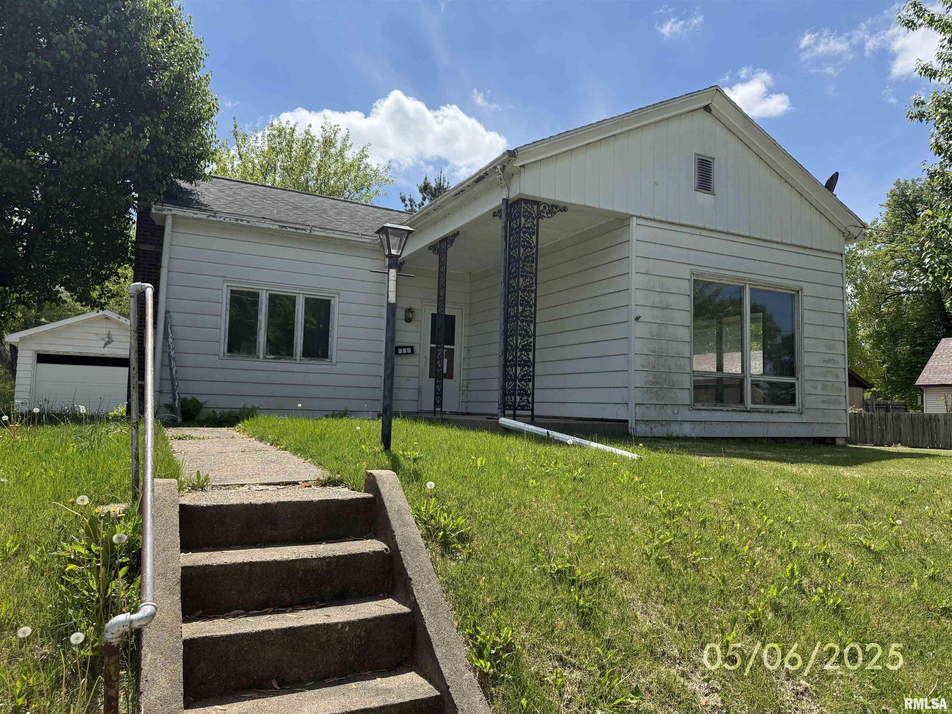 218 Sycamore Street, Quincy, Illinois image 1