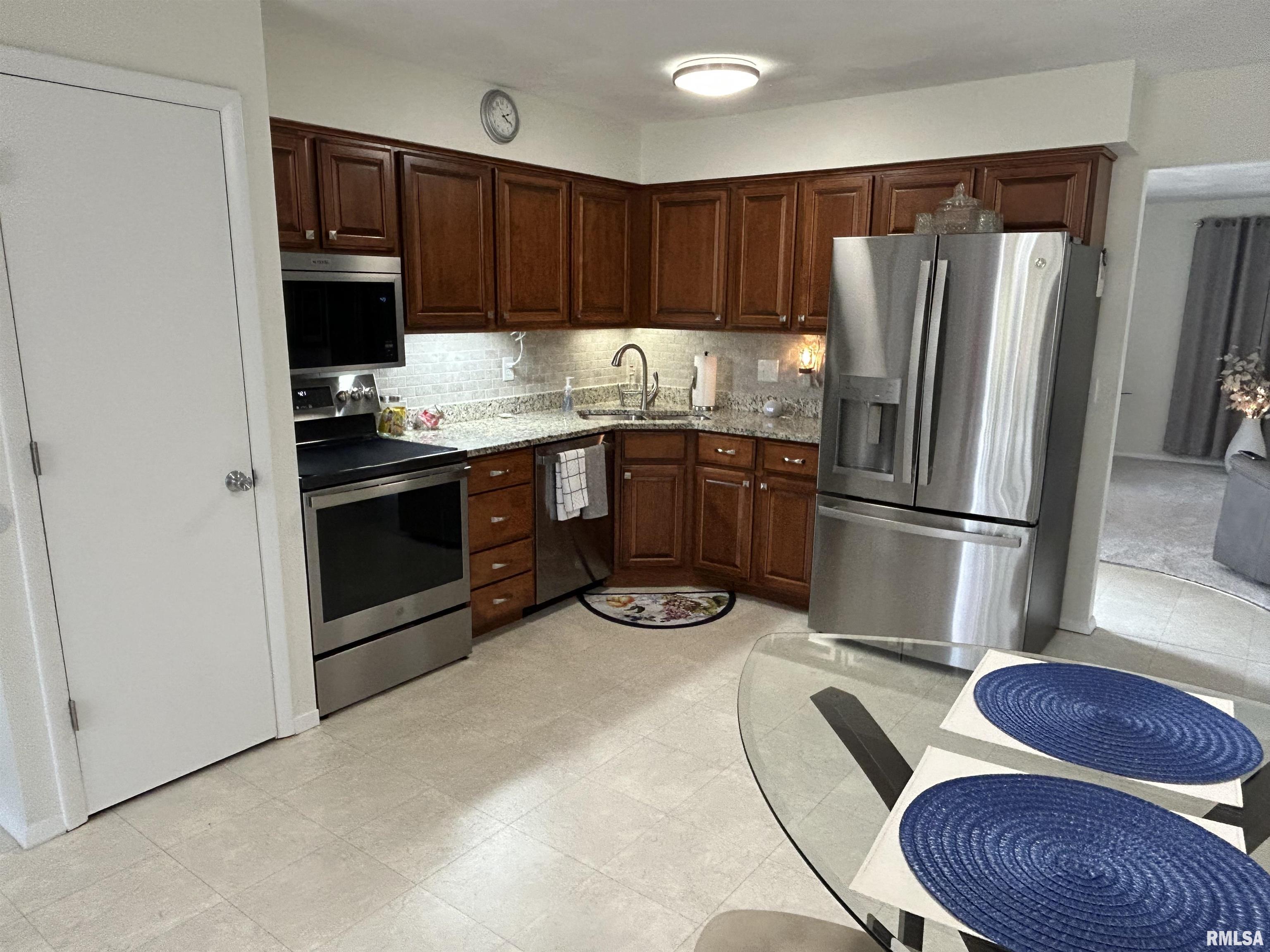 22 Red Oak Lane, Springfield, Illinois image 3
