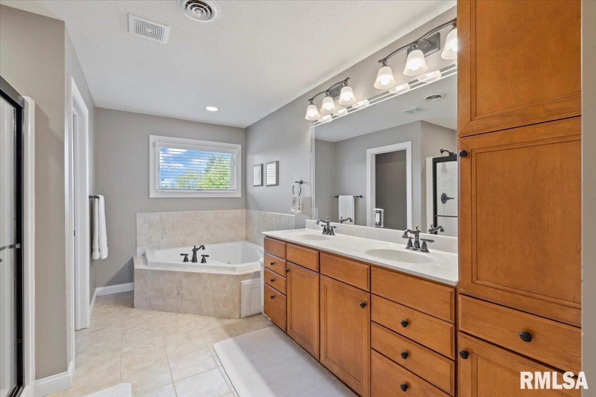 5472 Judge Road, Bettendorf, Iowa image 41