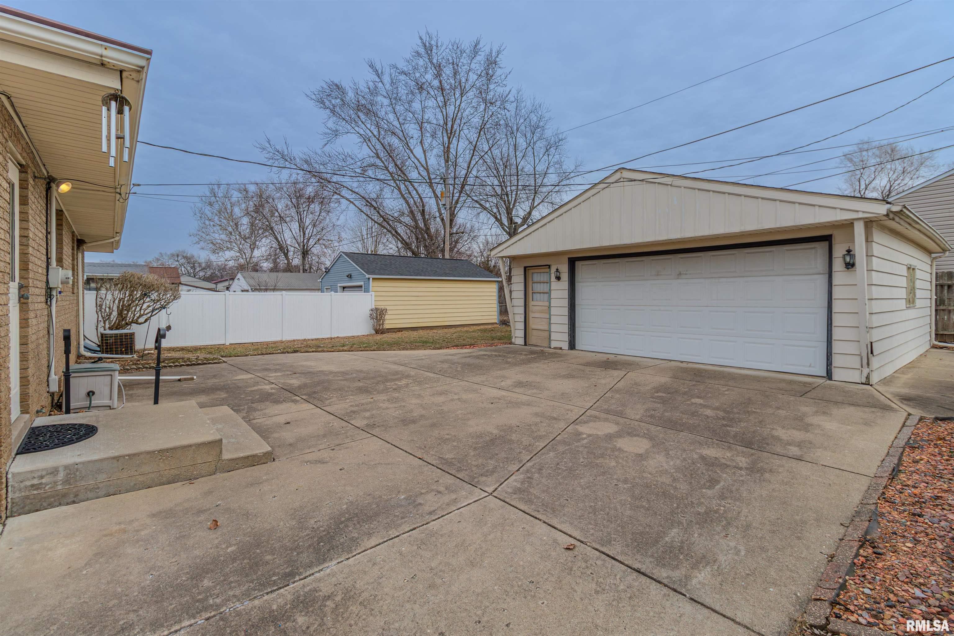 1406 Southmoor Street, Pekin, Illinois image 3