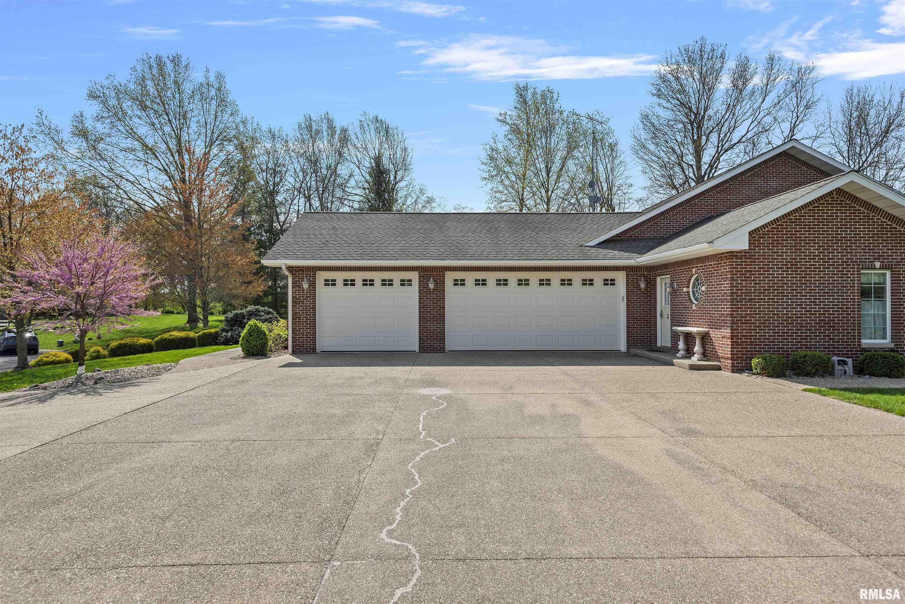 324 Beechwood Drive, Taylorville, Illinois image 2