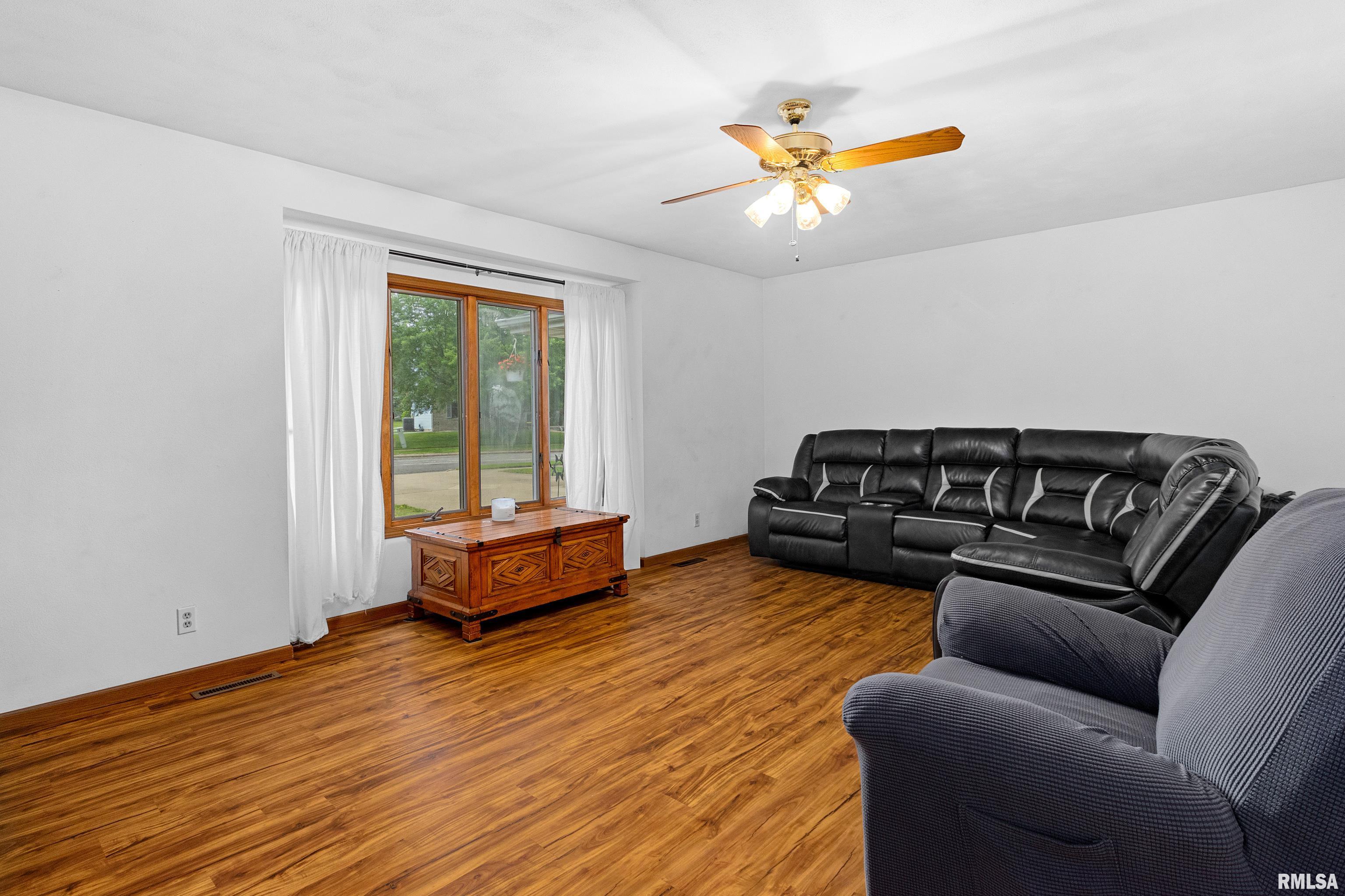 12515 N Cedar Bluff Drive, Dunlap, Illinois image 5