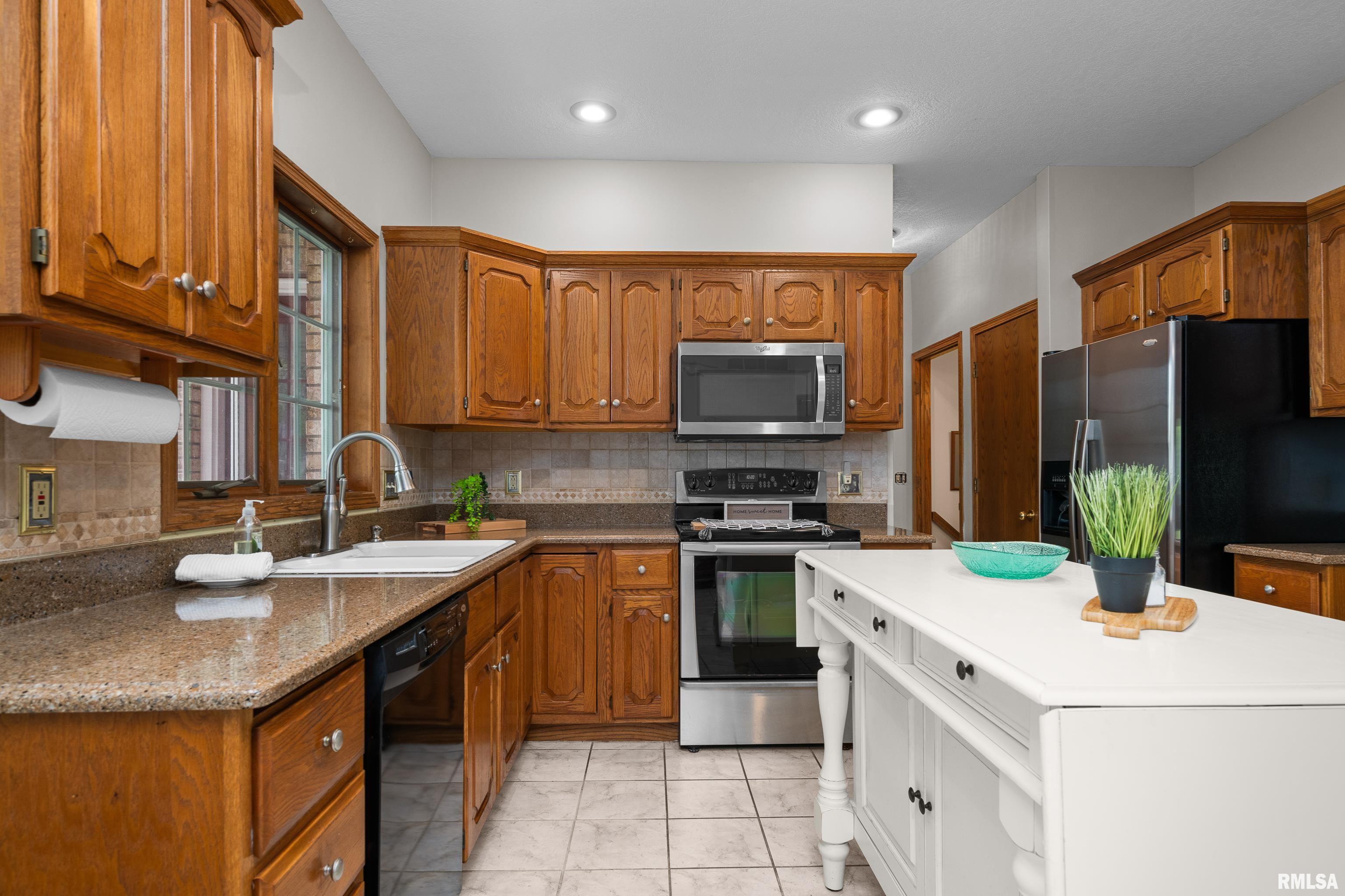 3232 Fernwood Court, Davenport, Iowa image 8