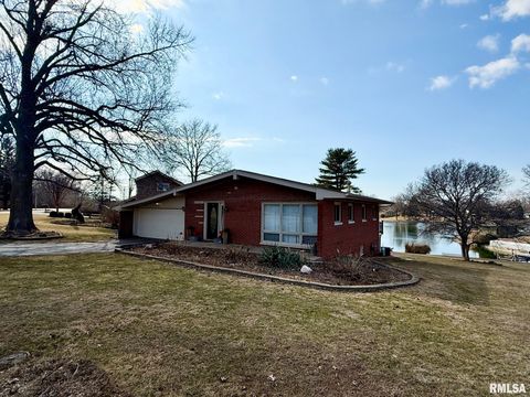 Homes For Sale - 807 Poplar Drive<br/> Petersburg, IL 62675