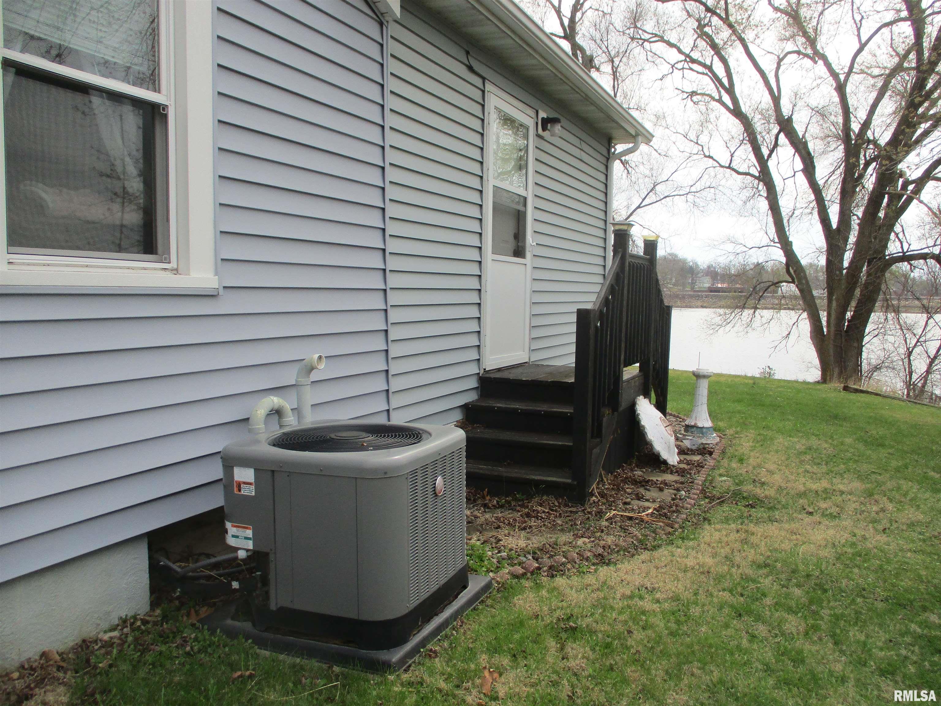 530 Island Avenue, East Moline, Illinois image 18