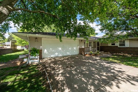 Homes For Sale - 210 Riss Drive<br/> Normal, IL 61761