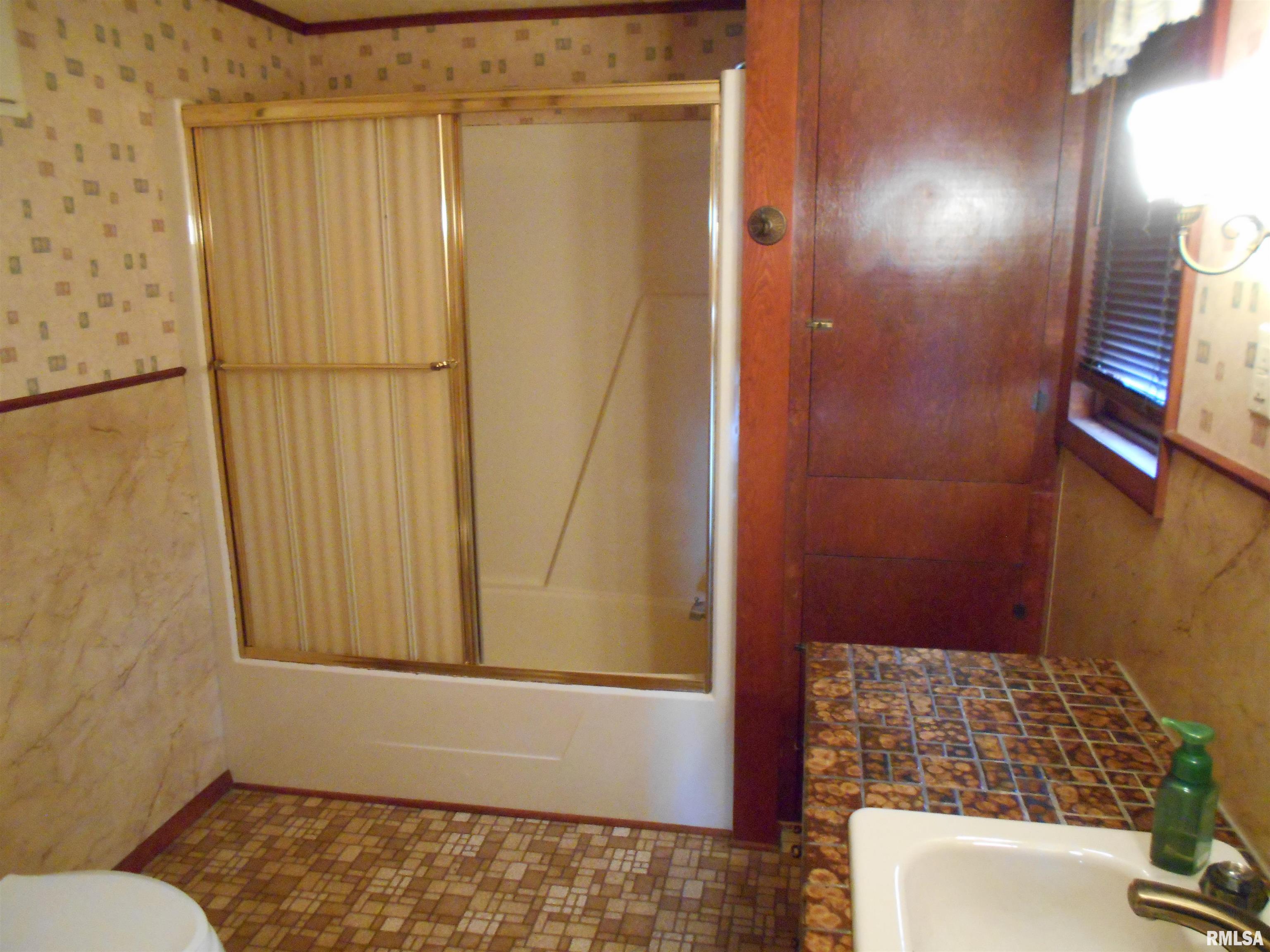 401 E Wood Street, Avon, Illinois image 14