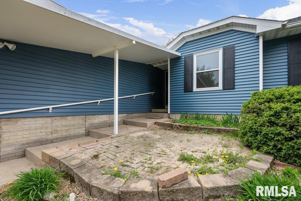 5528 Gaines Street, Davenport, Iowa image 3