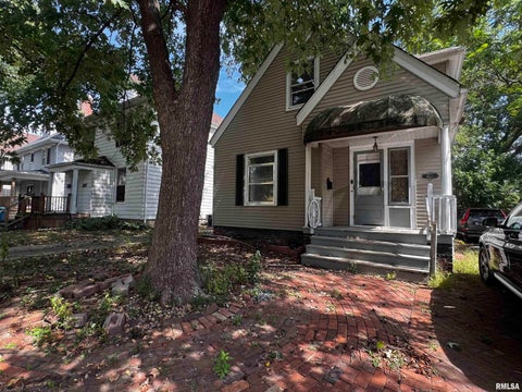 Homes For Sale - 826 S Macarthur Boulevard<br/> Springfield, IL 62704