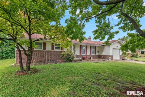 Homes For Sale - 602 Magnolia Drive<br/> Rochester, IL 62563