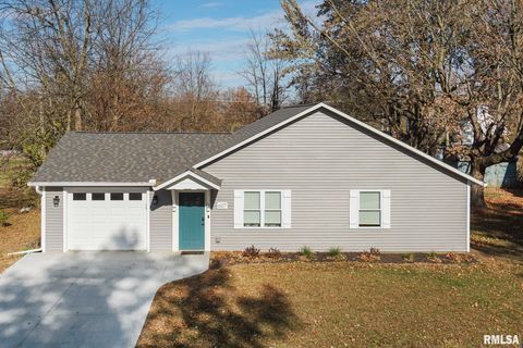 Homes For Sale - 607 E 2nd Street<br/> Delavan, IL 61734