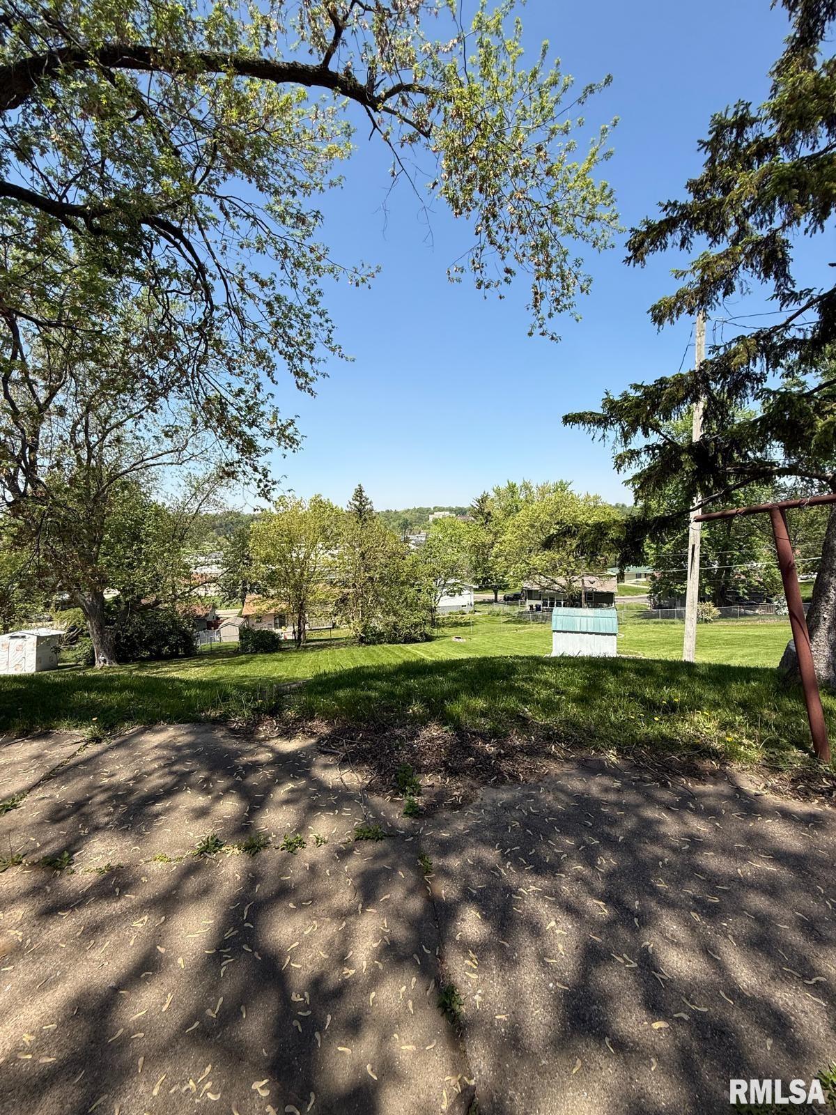 1030 Grandview Drive, Clinton, Iowa image 4