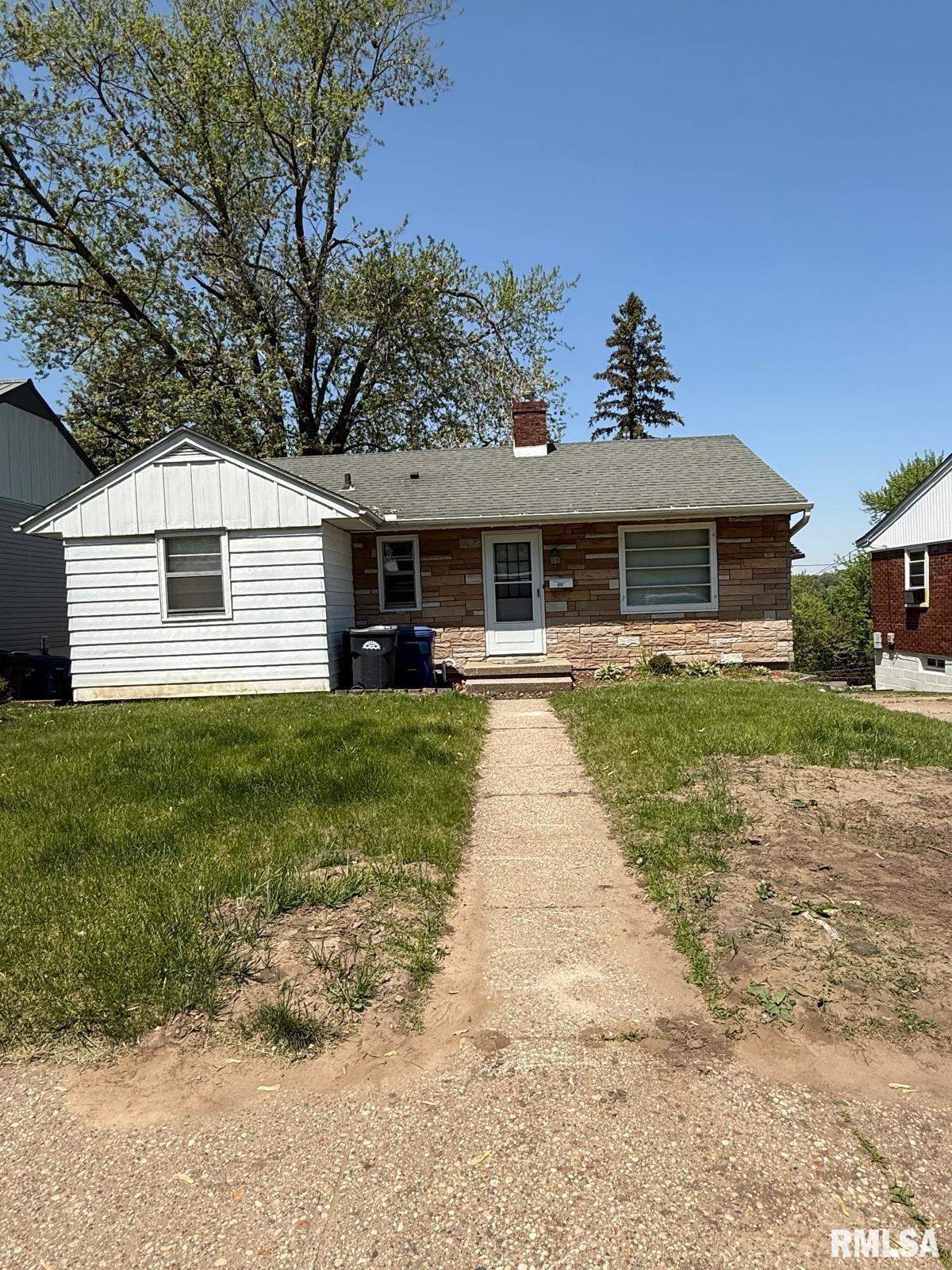 1030 Grandview Drive, Clinton, Iowa image 1