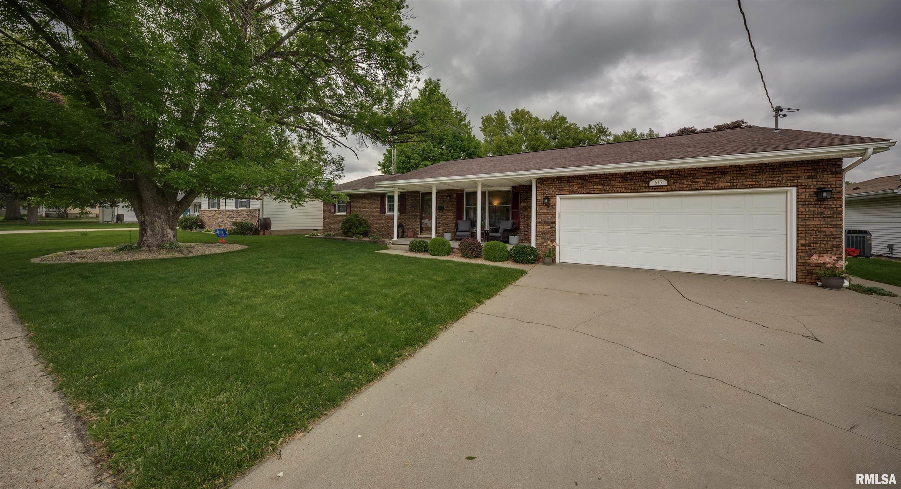 615 E Oak Street, Taylorville, Illinois image 2