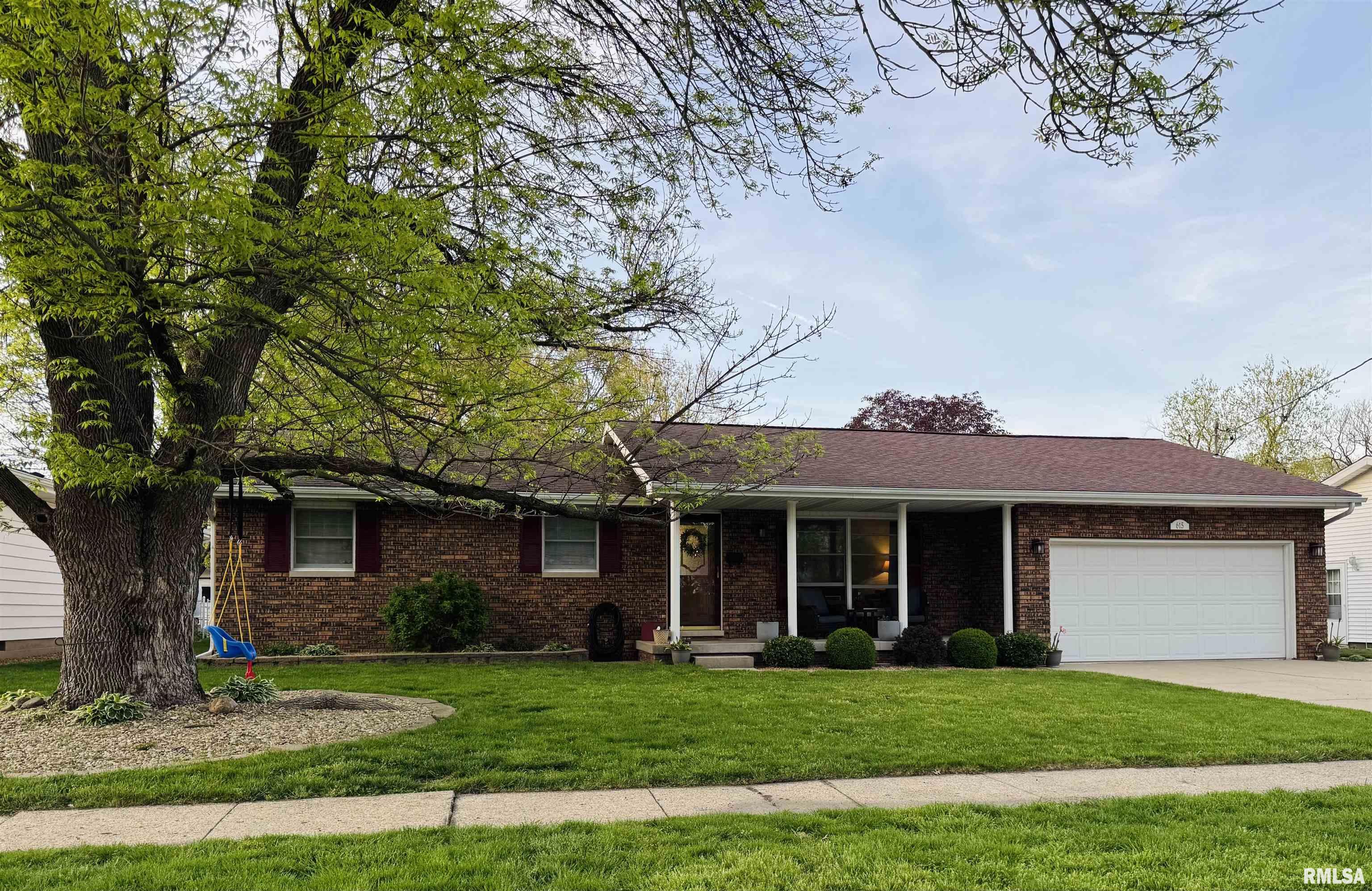 615 E Oak Street, Taylorville, Illinois image 1