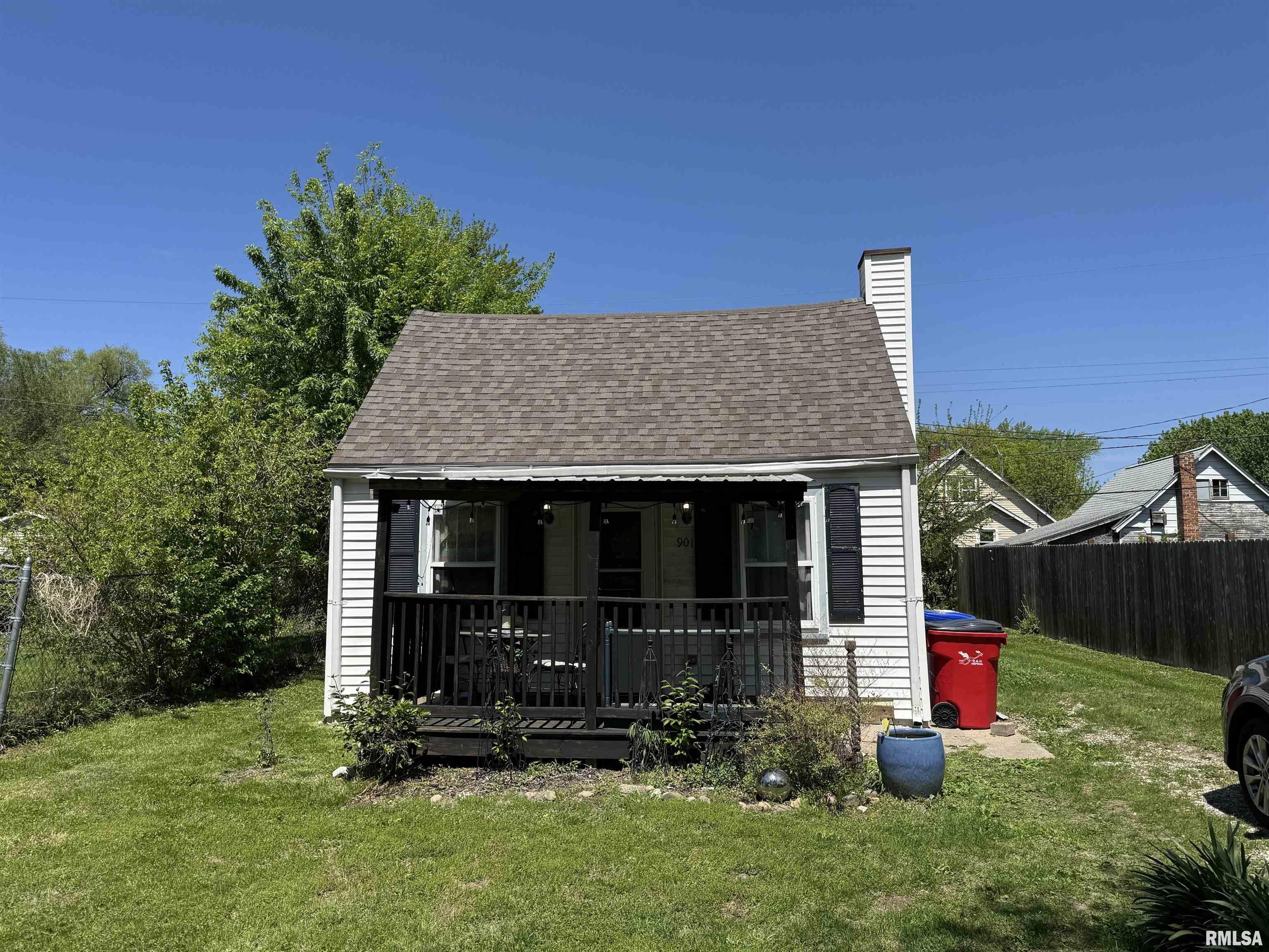 Photo 1 of 9 — 901 E WILSON Avenue, Peoria Heights, IL 61616