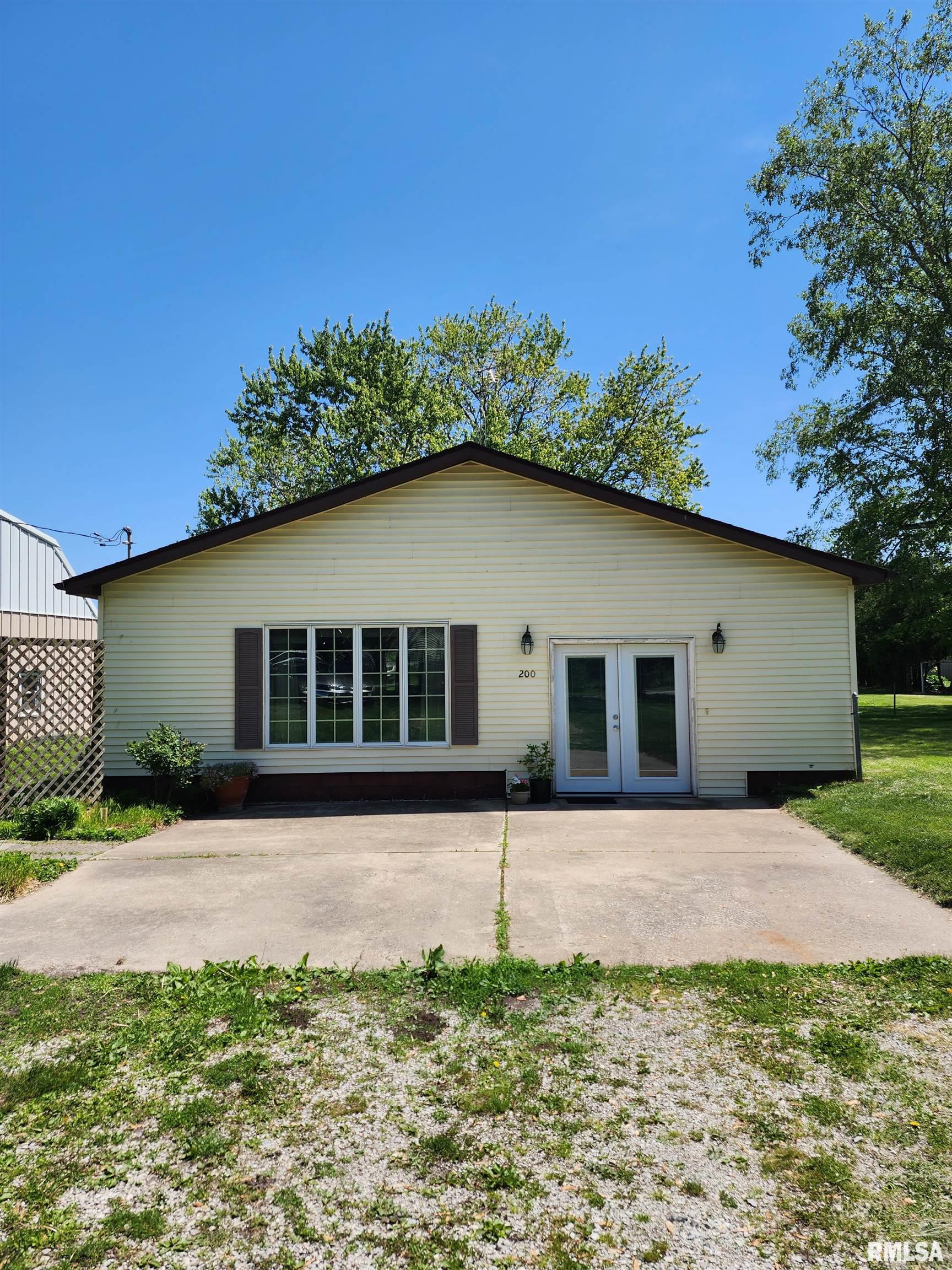 200 N 1st Street, Mechanicsburg, Illinois image 2