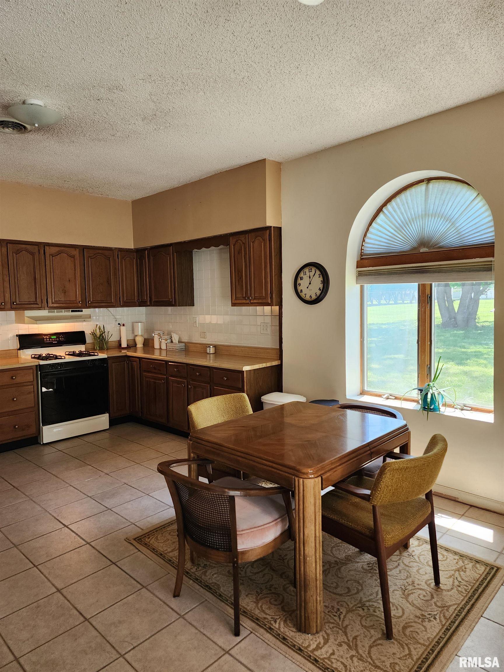 200 N 1st Street, Mechanicsburg, Illinois image 31