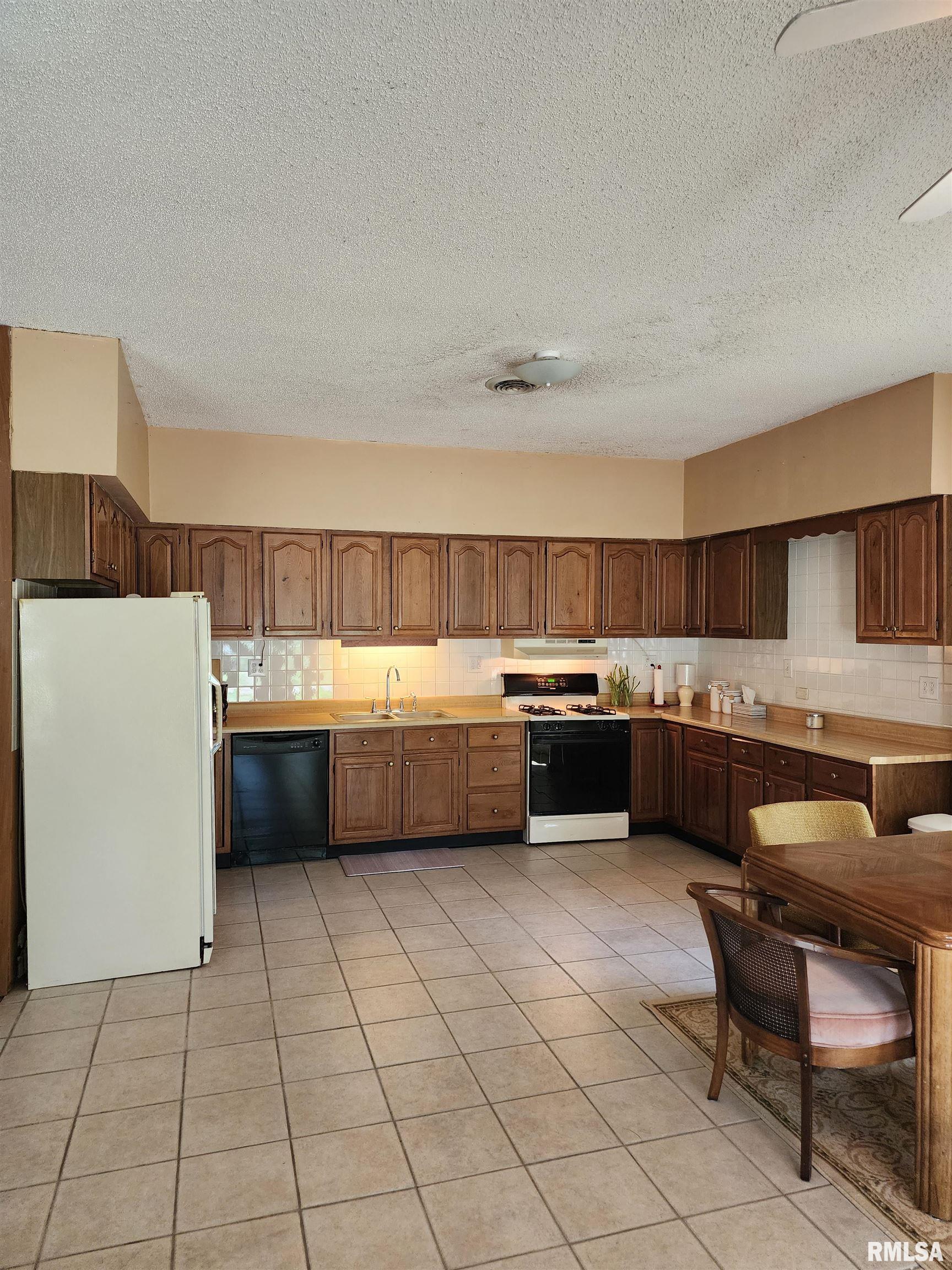 200 N 1st Street, Mechanicsburg, Illinois image 32