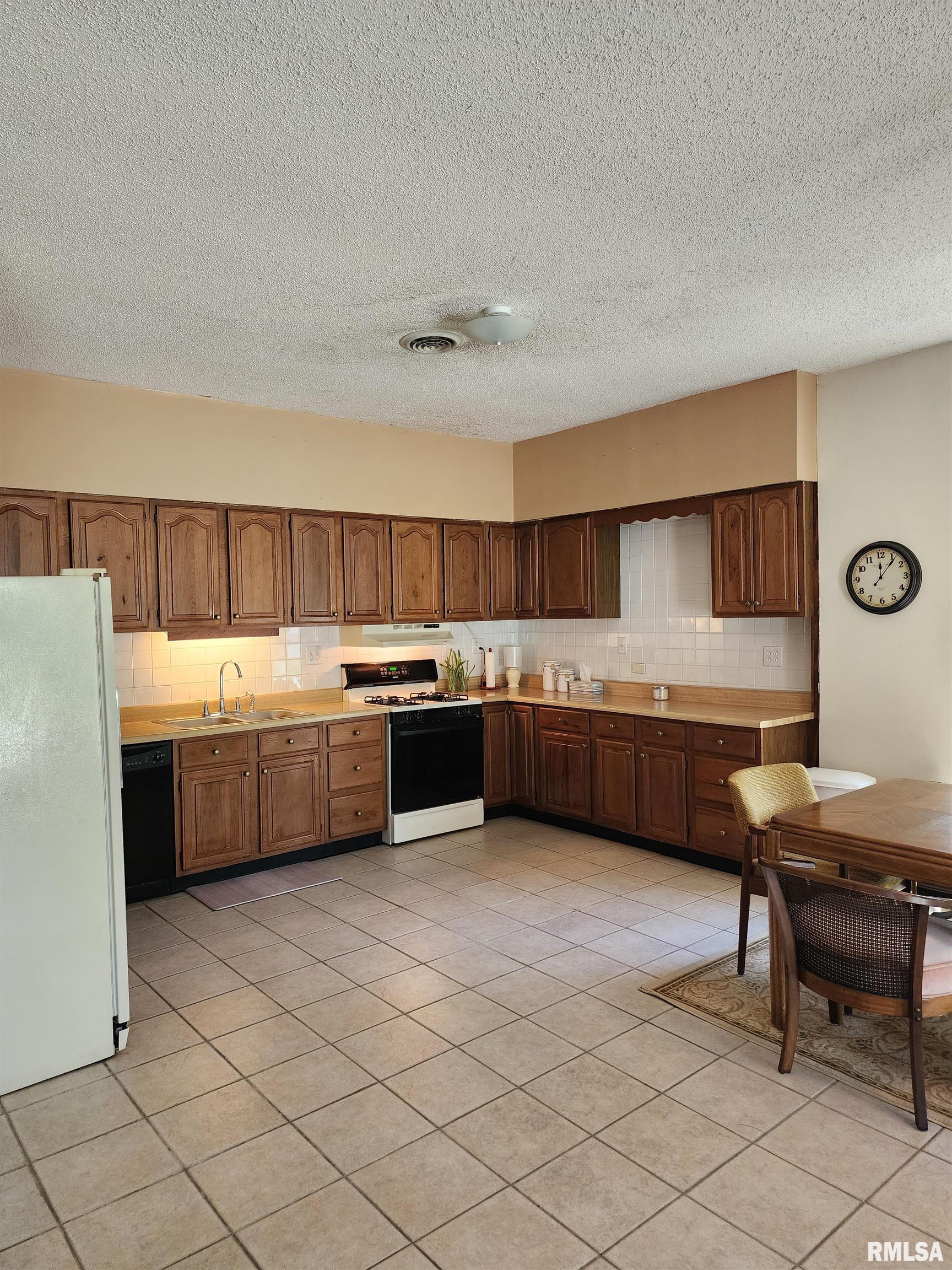 200 N 1st Street, Mechanicsburg, Illinois image 33