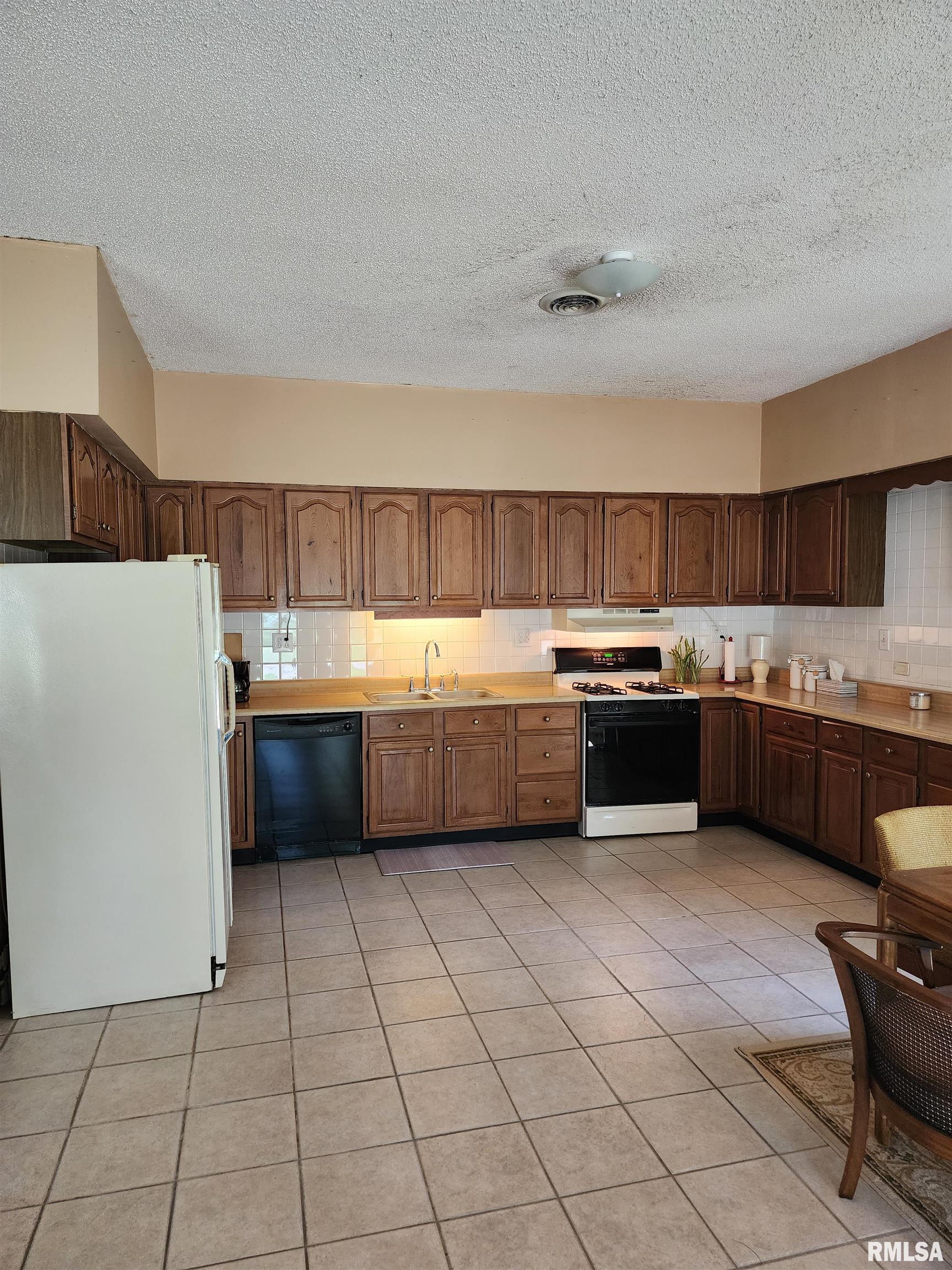 200 N 1st Street, Mechanicsburg, Illinois image 30