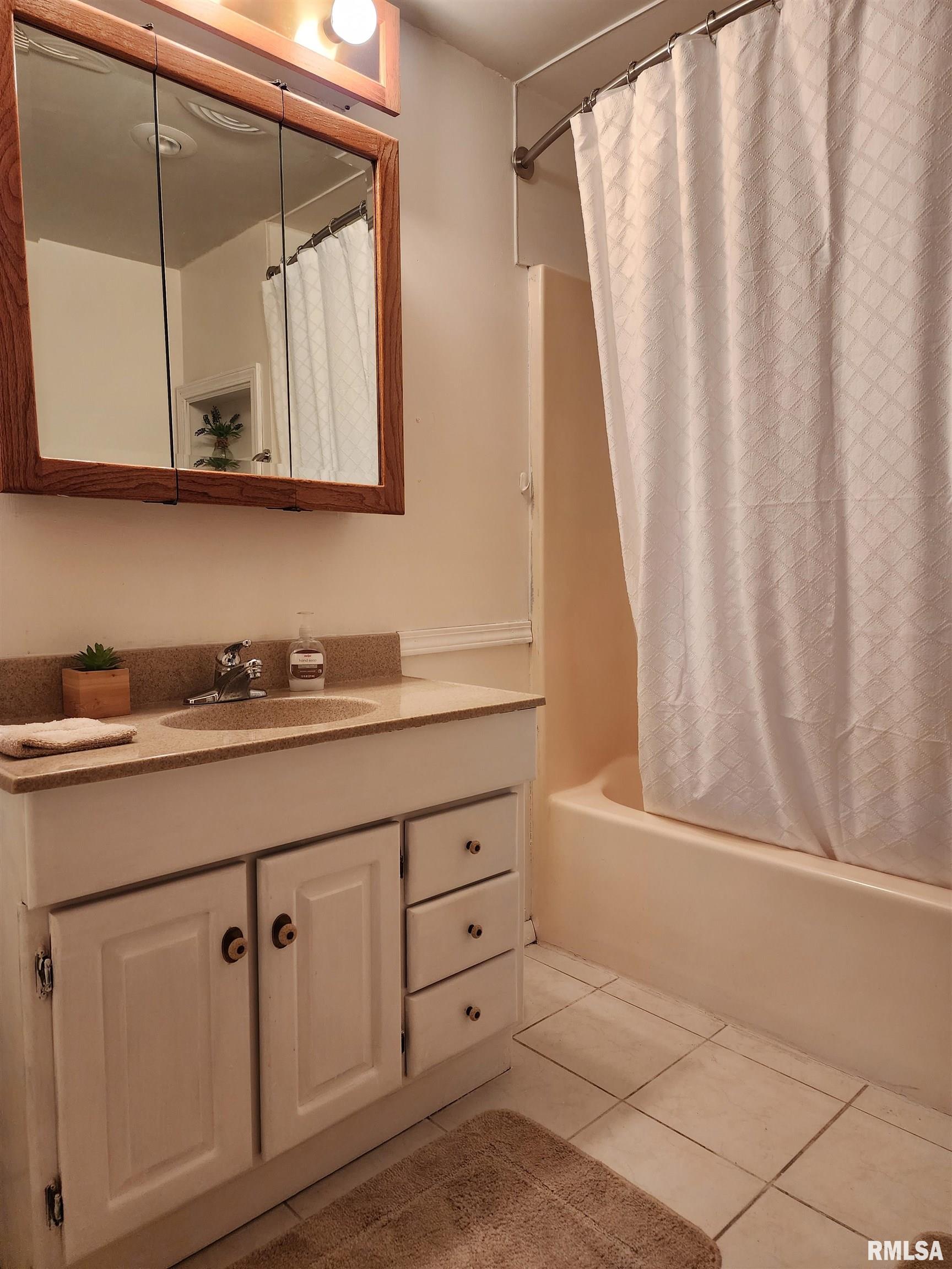 200 N 1st Street, Mechanicsburg, Illinois image 16