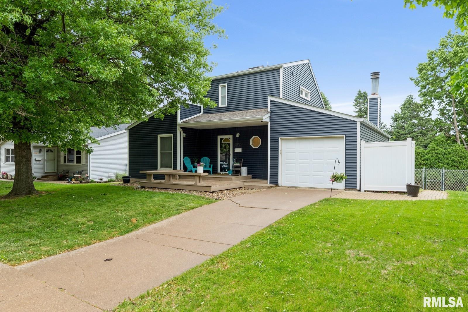 2927 S Hampton Drive, Bettendorf, Iowa image 2