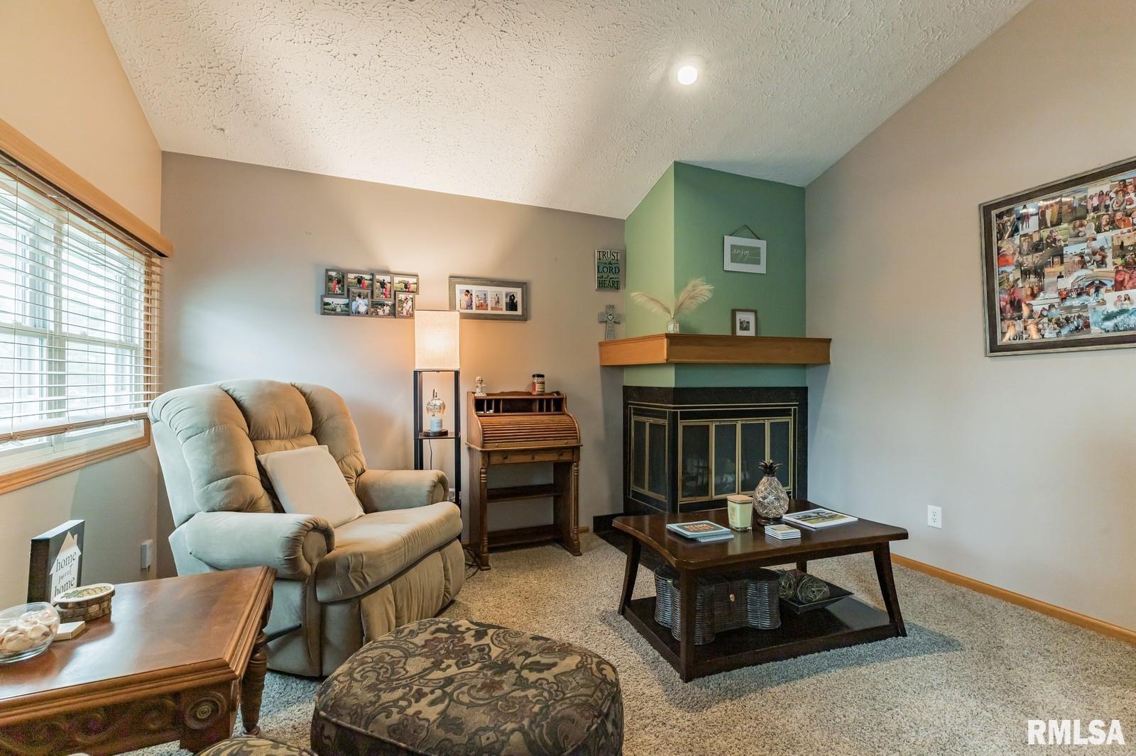 2927 S Hampton Drive, Bettendorf, Iowa image 9