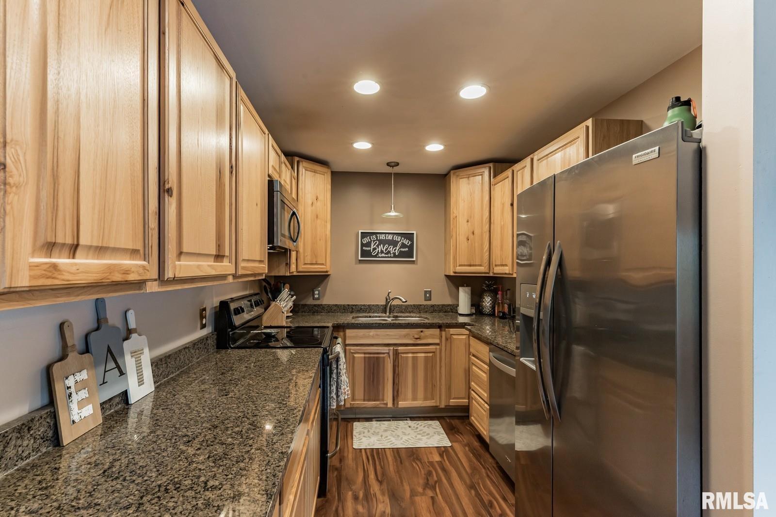 2927 S Hampton Drive, Bettendorf, Iowa image 7
