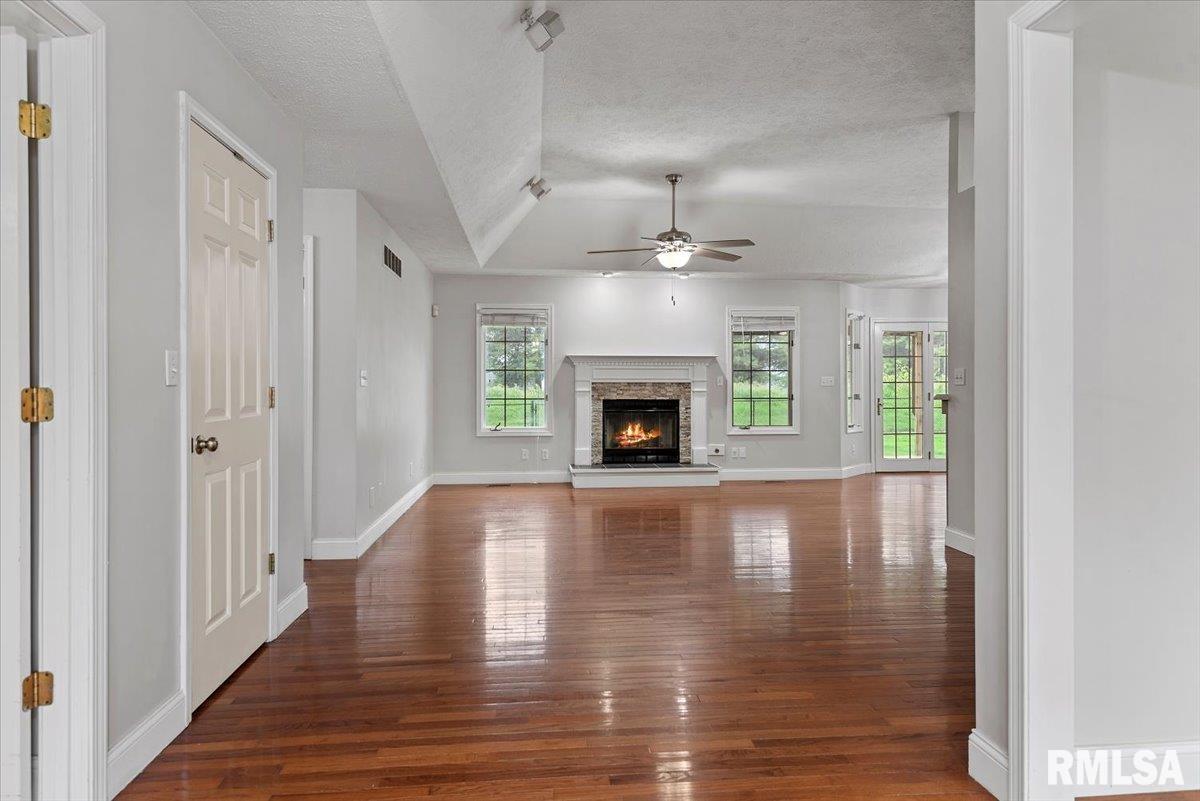 19439 Pinecrest Road, Petersburg, Illinois image 5