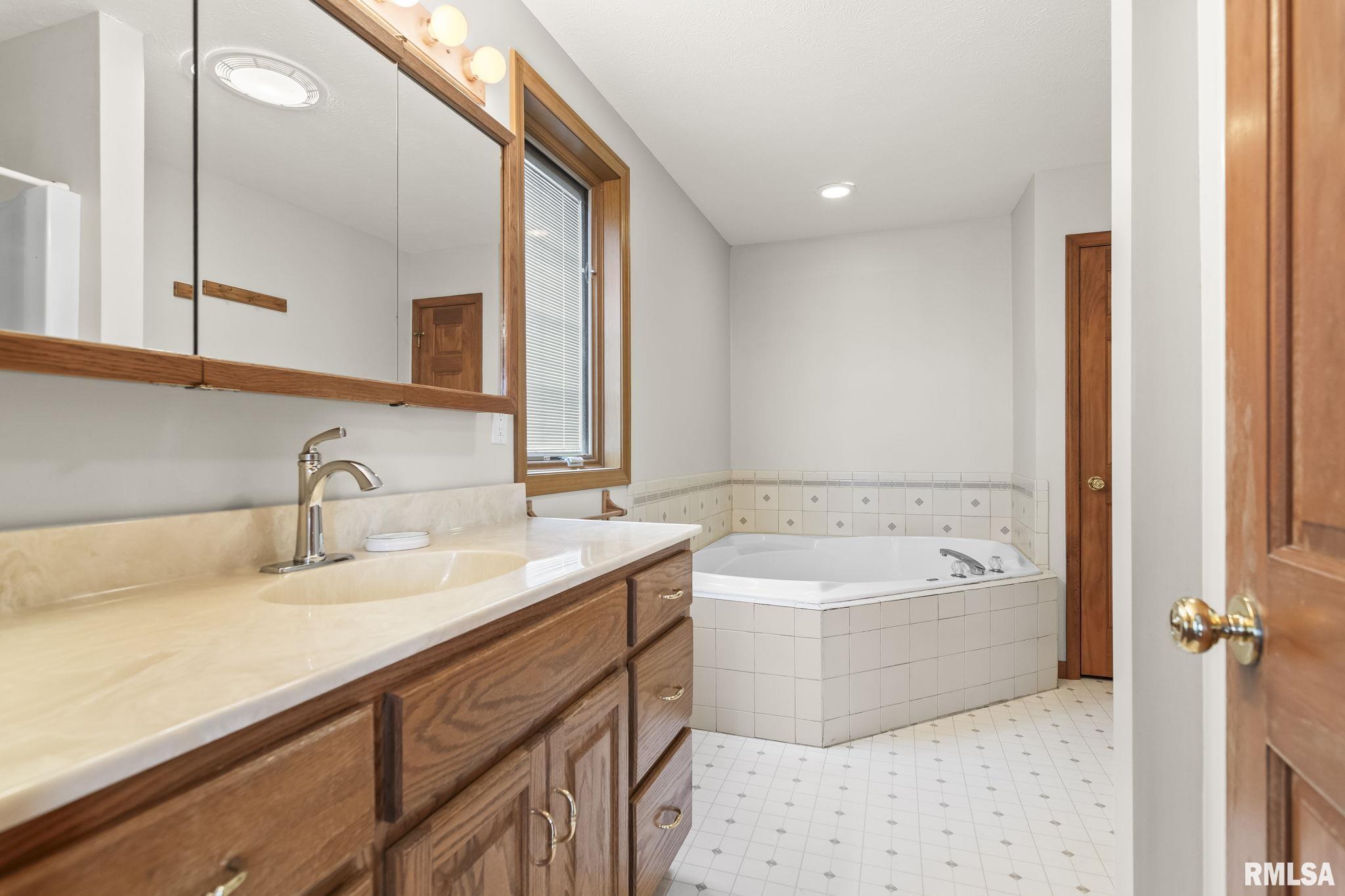 620 Ledlie Street, Dawson, Illinois image 24
