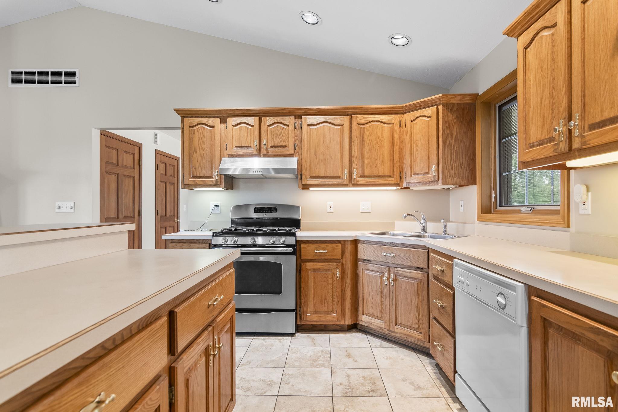 620 Ledlie Street, Dawson, Illinois image 14