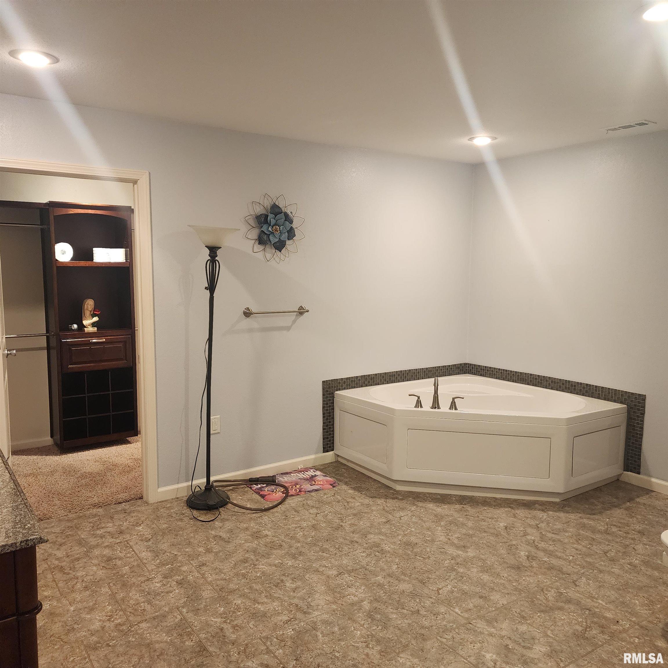 15267 N Woodlawn Lane, Woodlawn, Illinois image 12