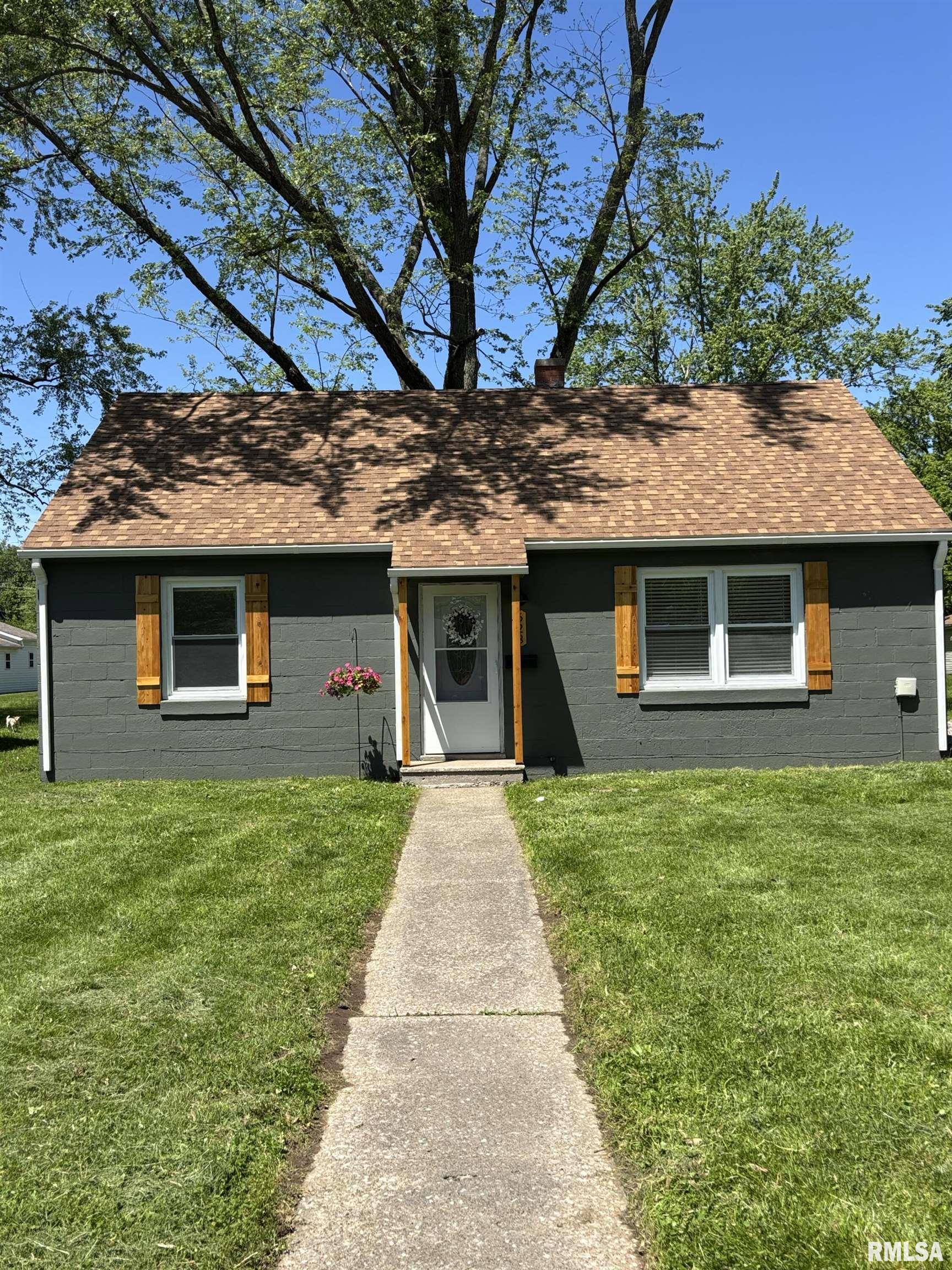 628 W Warmouth Street, Salem, Illinois image 1