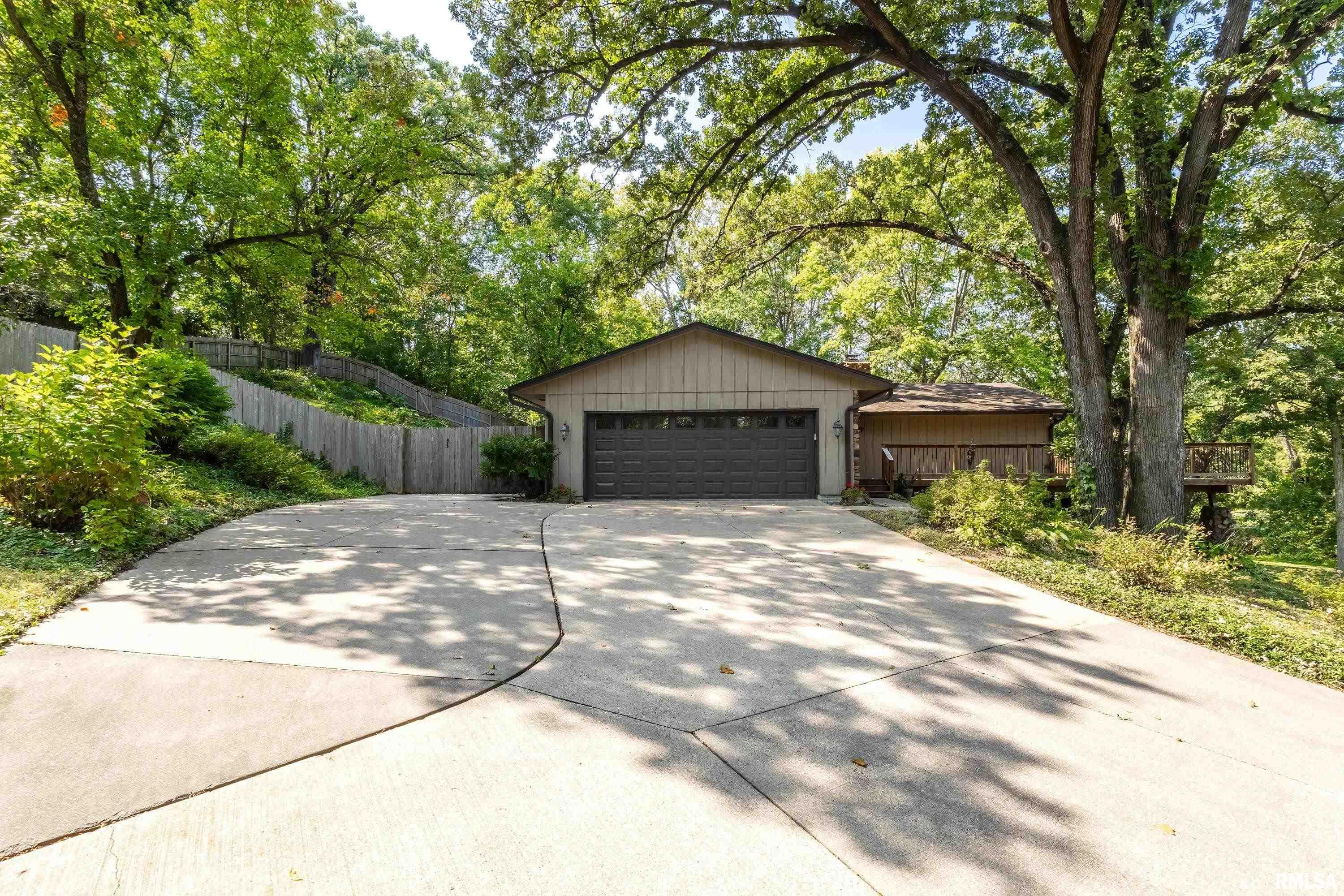 47 W Timberline Drive, Blue Grass, Iowa image 2