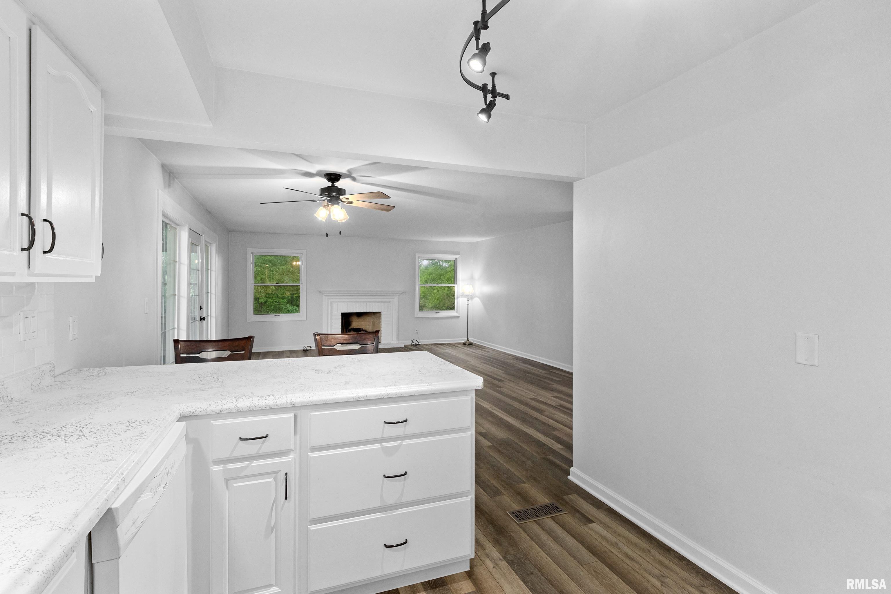 335 Country Club Drive #A, Pekin, Illinois image 16
