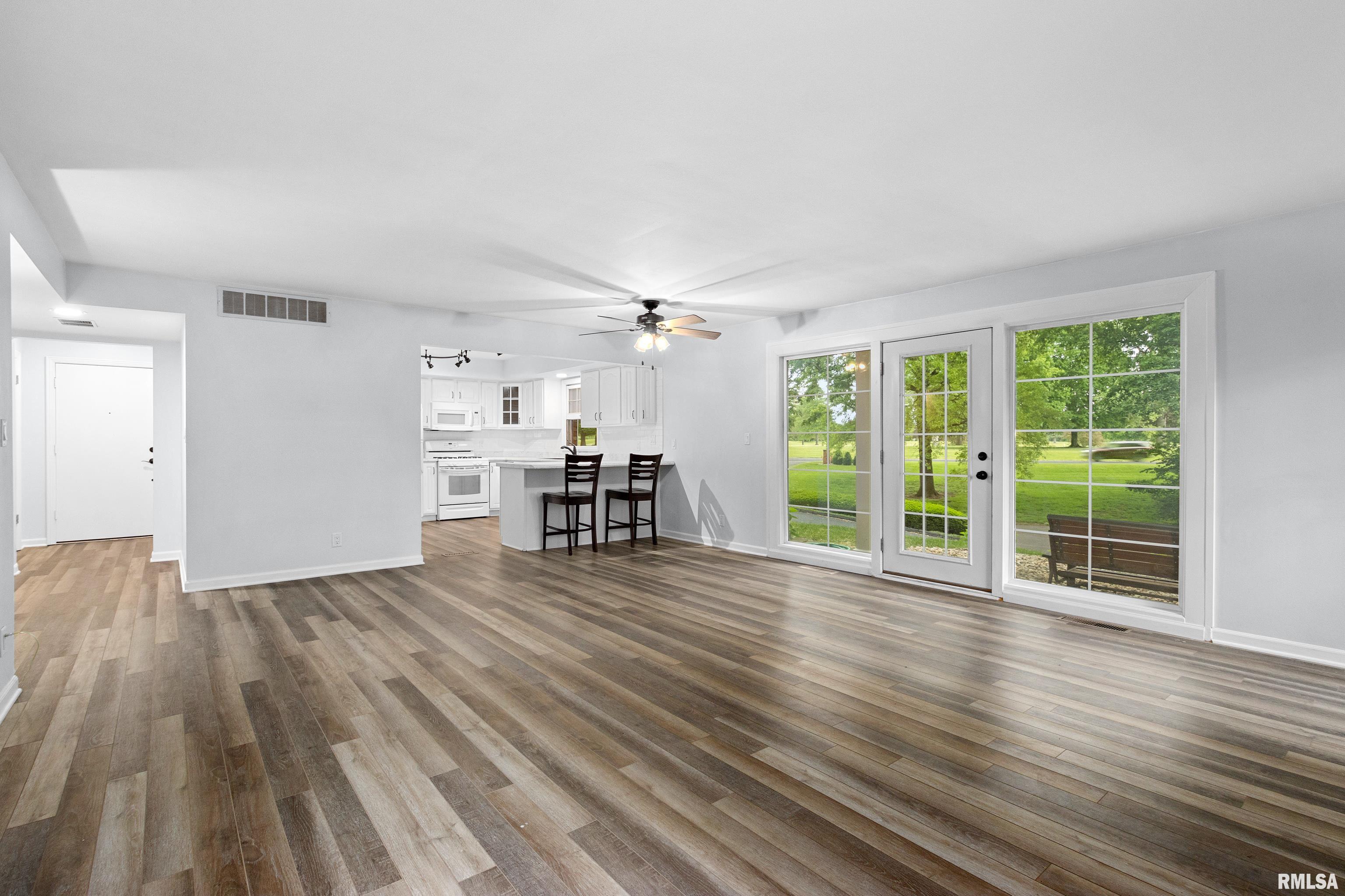 335 Country Club Drive #A, Pekin, Illinois image 12