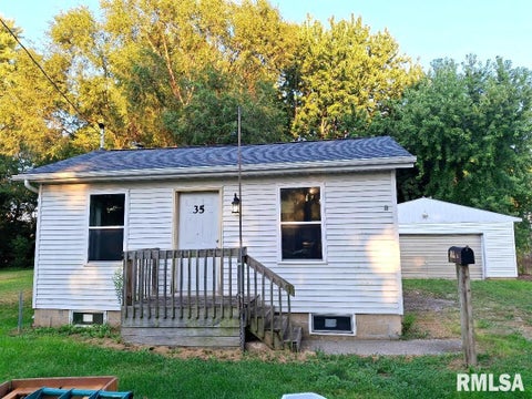 Homes For Sale - 35 N Cedar Street<br/> Fulton County, Farmington, IL 61531