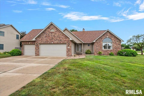 Homes For Sale - 303 Breckenridge Road<br/> Chatham, IL 62629