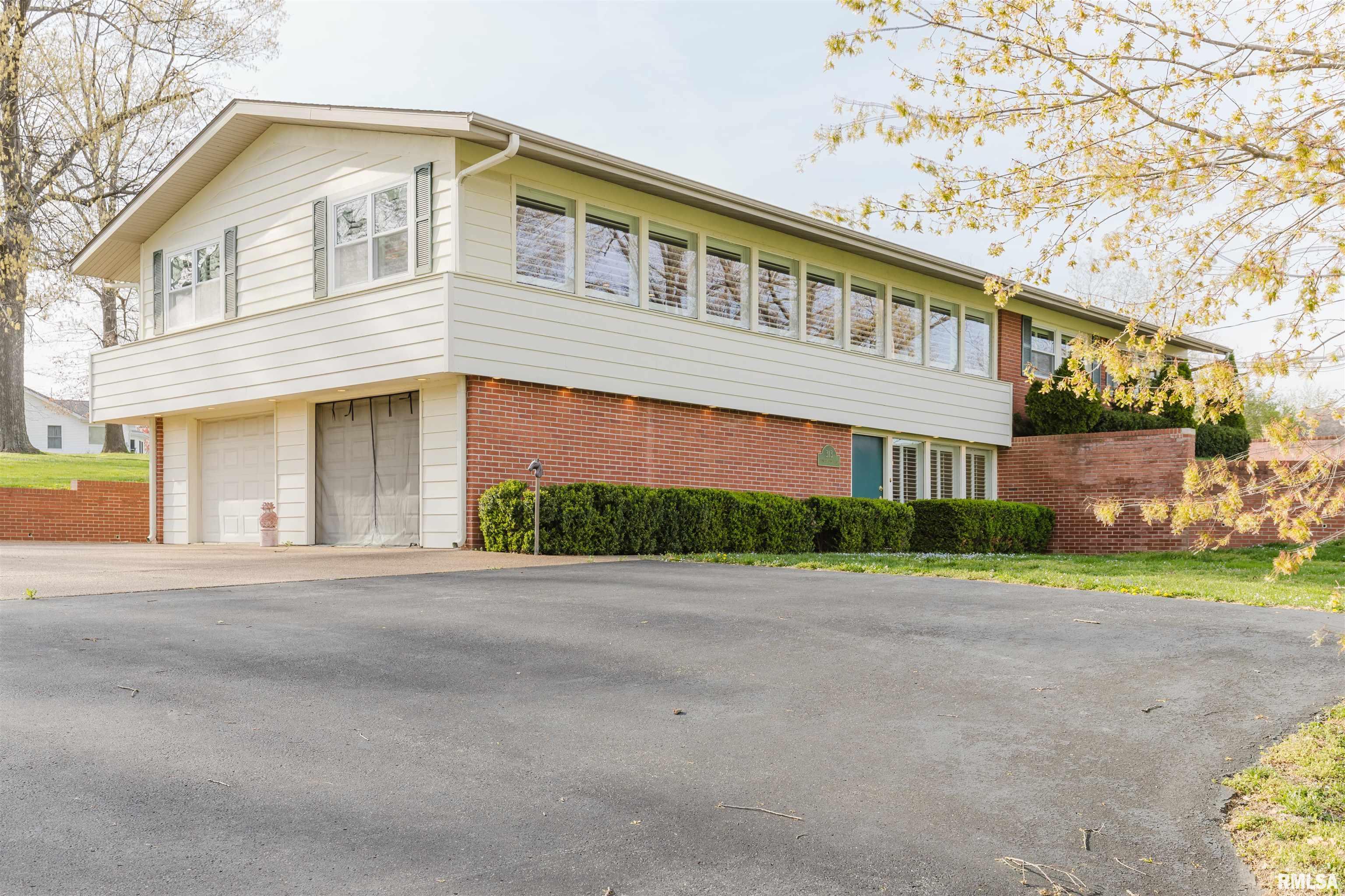 313 Country Club Lane, Harrisburg, Illinois image 2