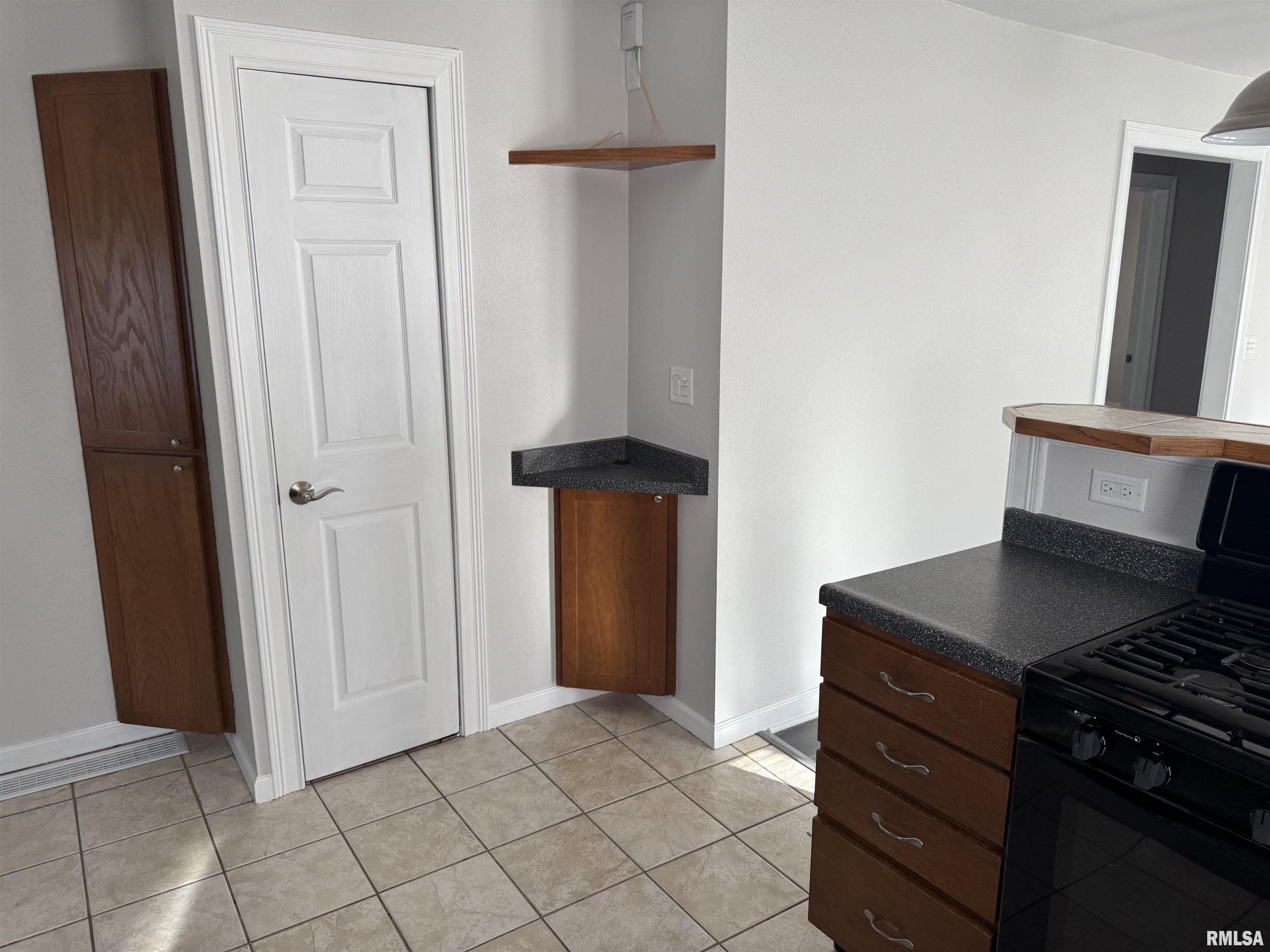 2504 Bellevue Avenue, Bettendorf, Iowa image 12