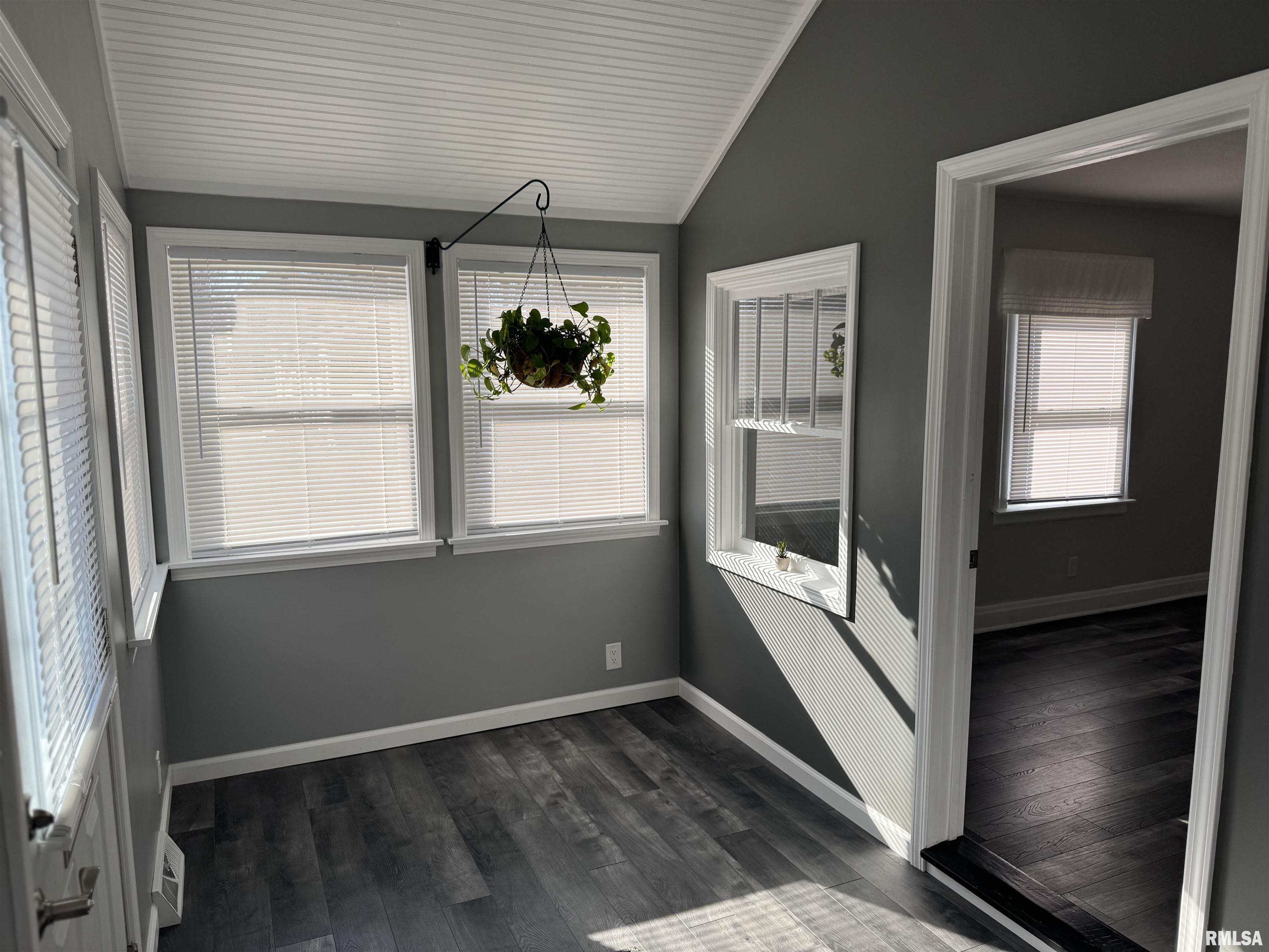 2504 Bellevue Avenue, Bettendorf, Iowa image 17