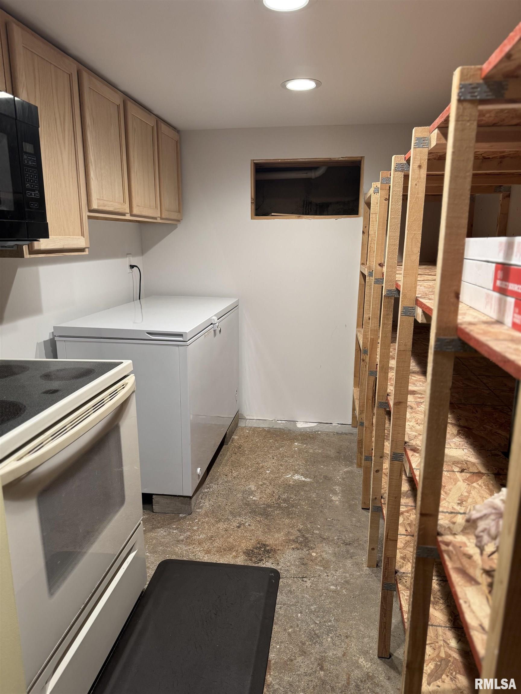 2504 Bellevue Avenue, Bettendorf, Iowa image 34