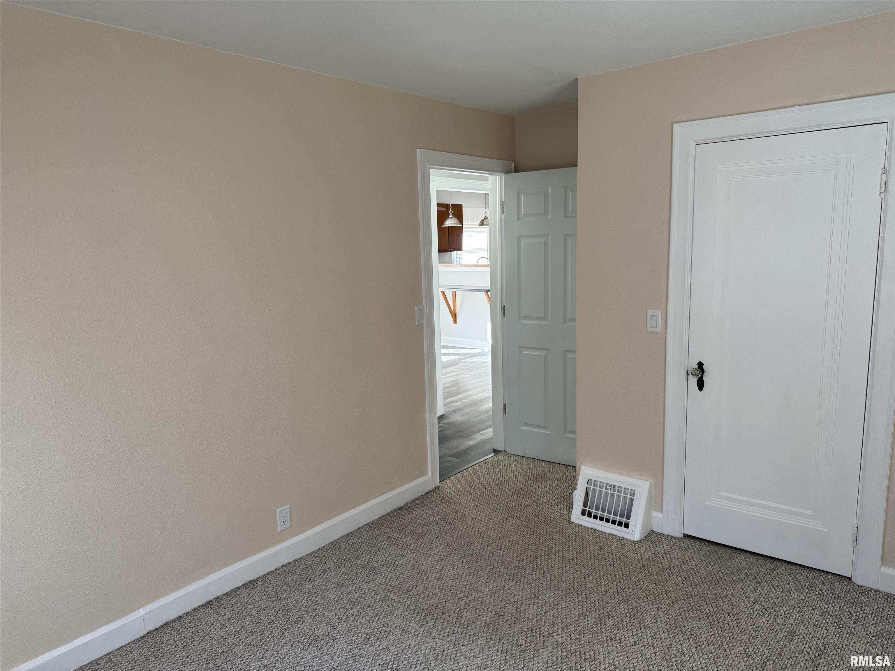 2504 Bellevue Avenue, Bettendorf, Iowa image 20