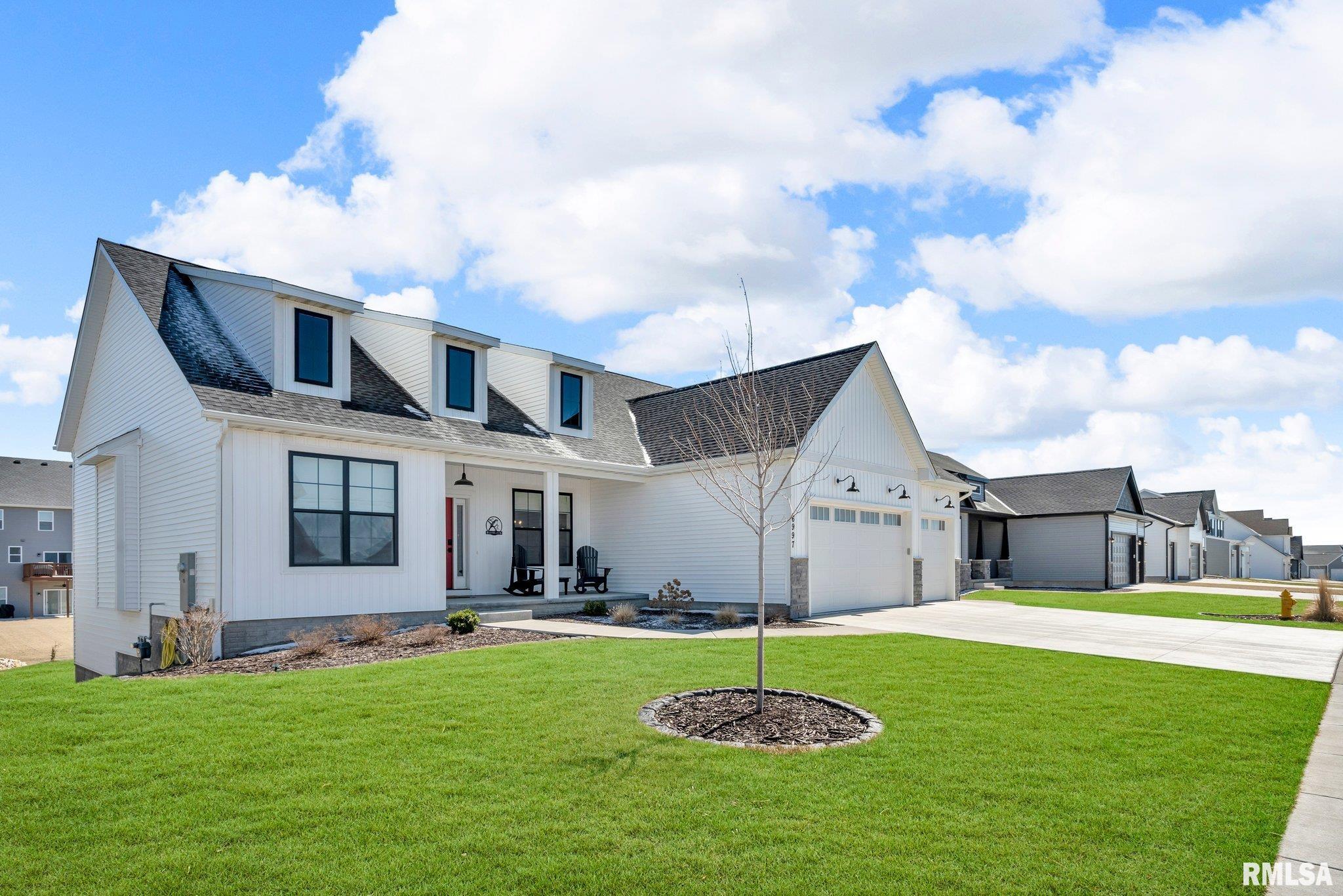 6997 Matthews Pass, Bettendorf, Iowa image 2