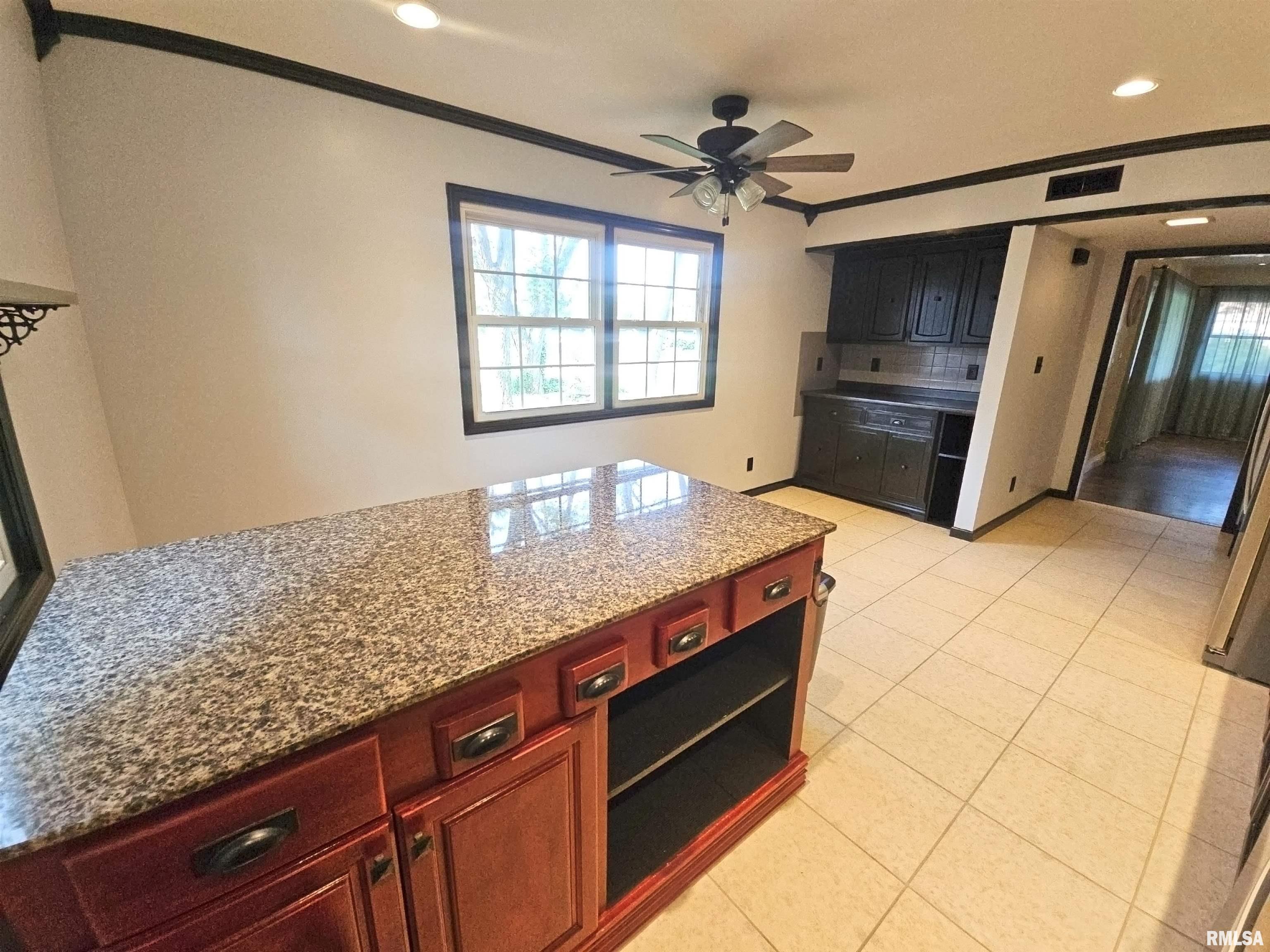 1015 E Highland Avenue, Peoria Heights, Illinois image 4