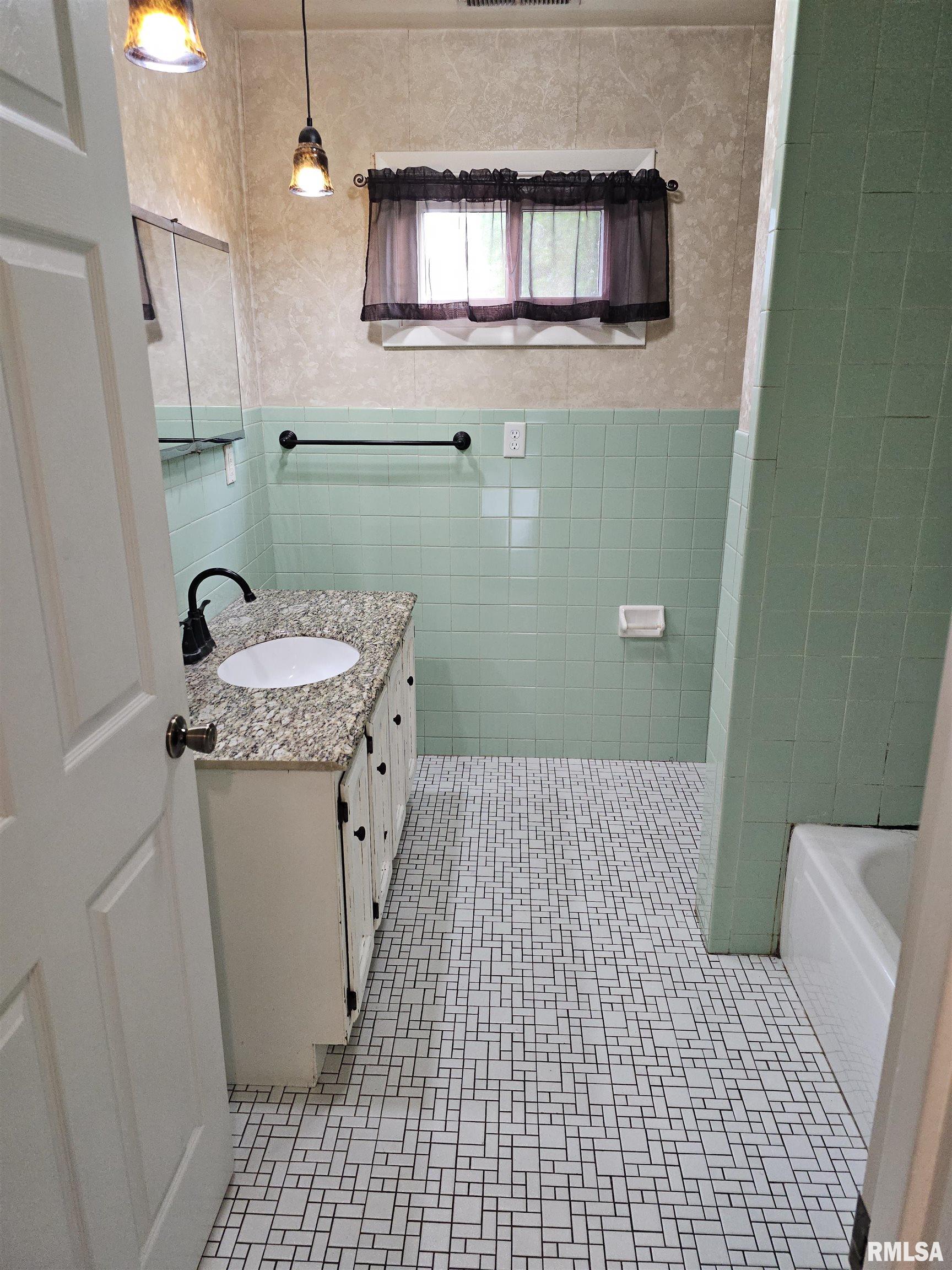 1015 E Highland Avenue, Peoria Heights, Illinois image 12