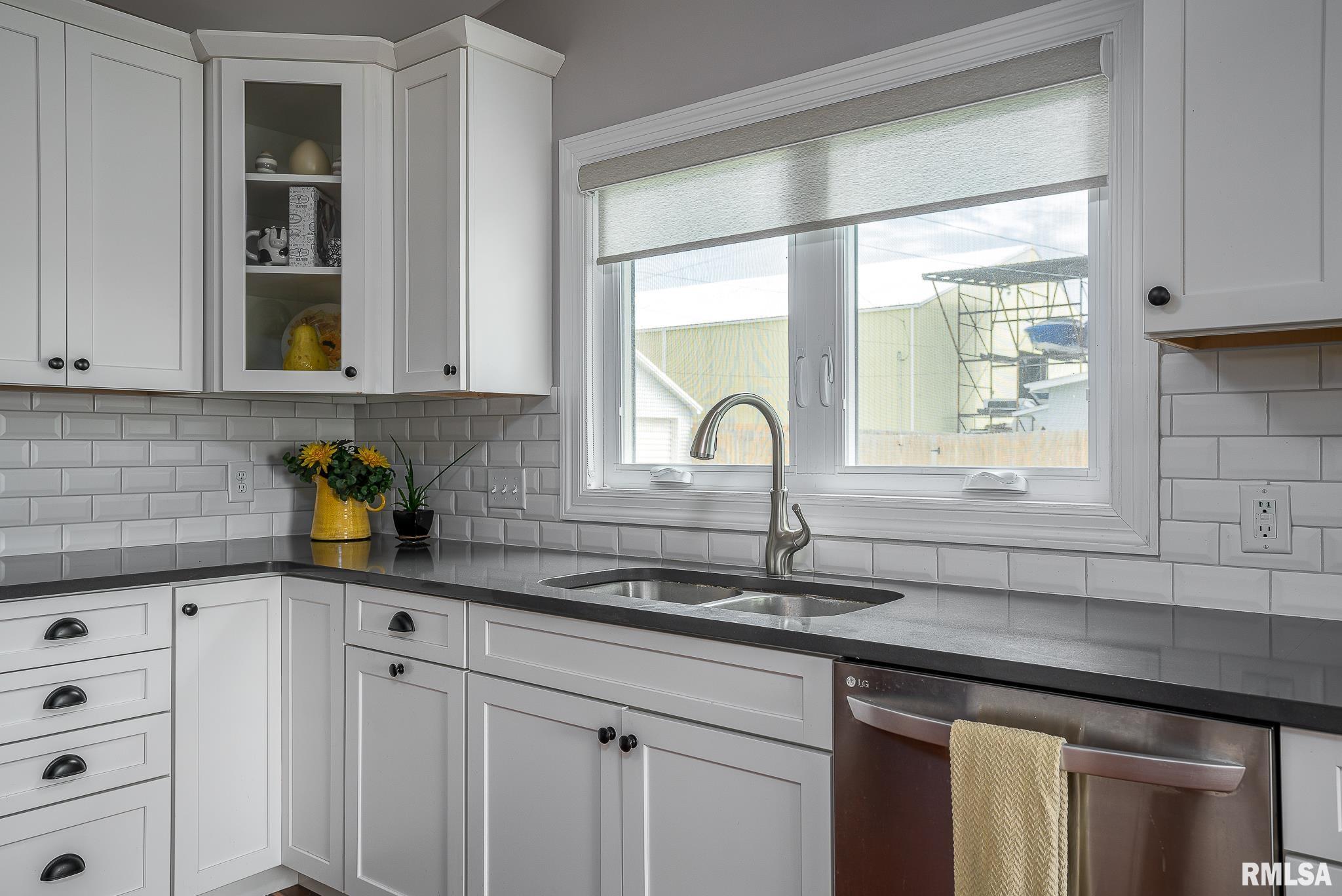 1231 SW Canal Shore Drive, Le Claire, Iowa image 14