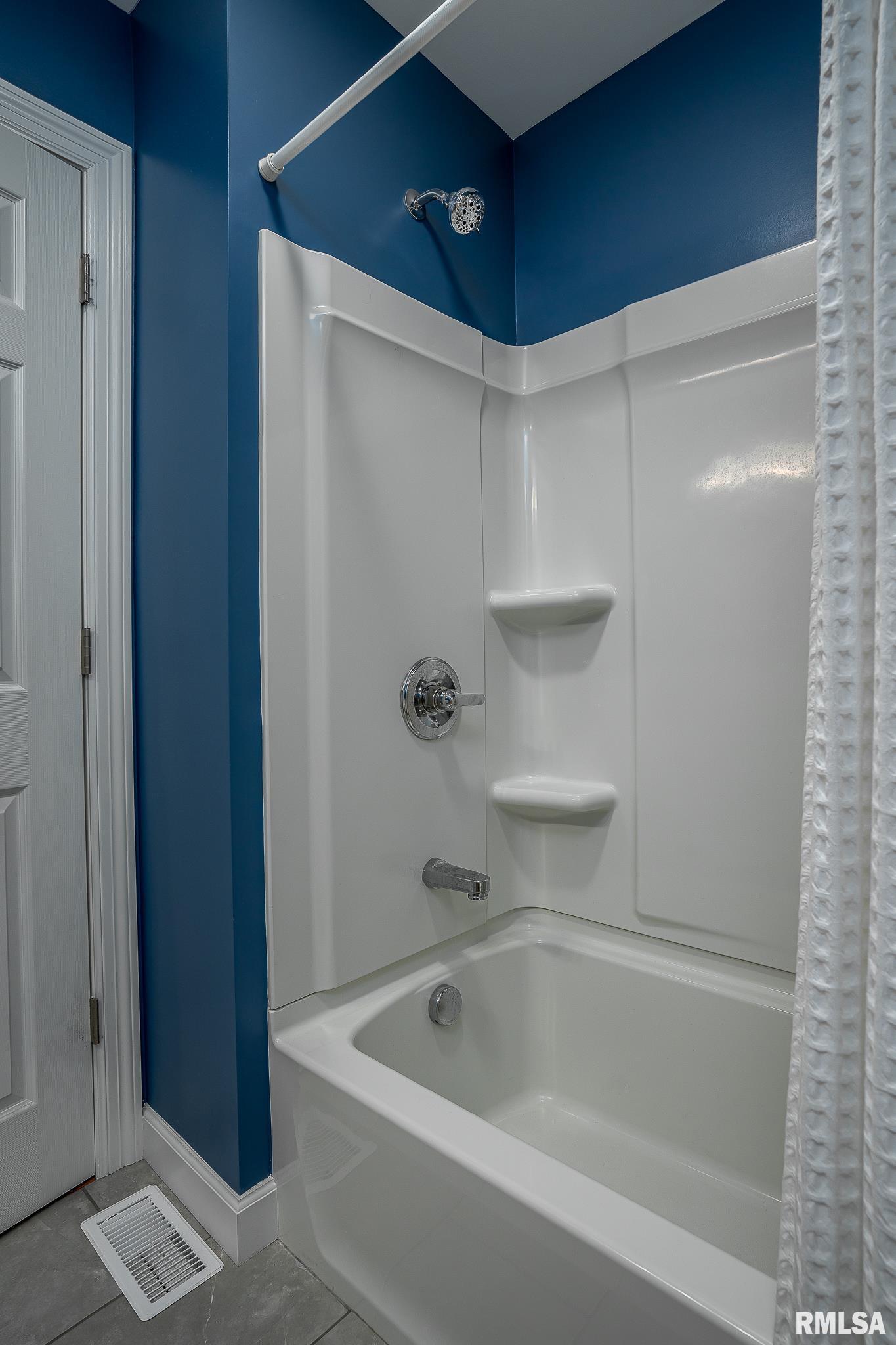 1231 SW Canal Shore Drive, Le Claire, Iowa image 25